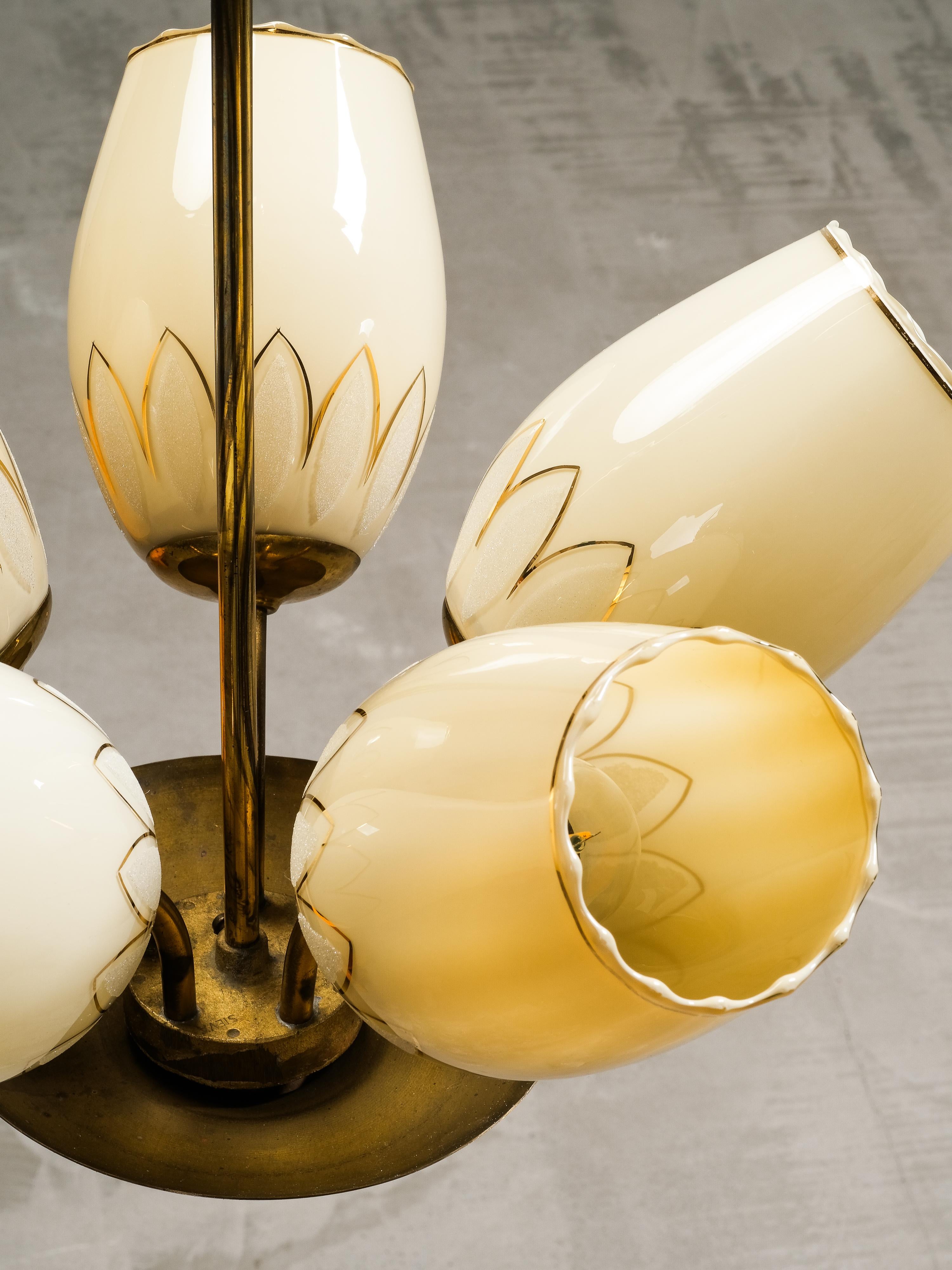 Lampadario finlandese di metà secolo in ottone e vetro di Sievä, anni '50 in vendita 6