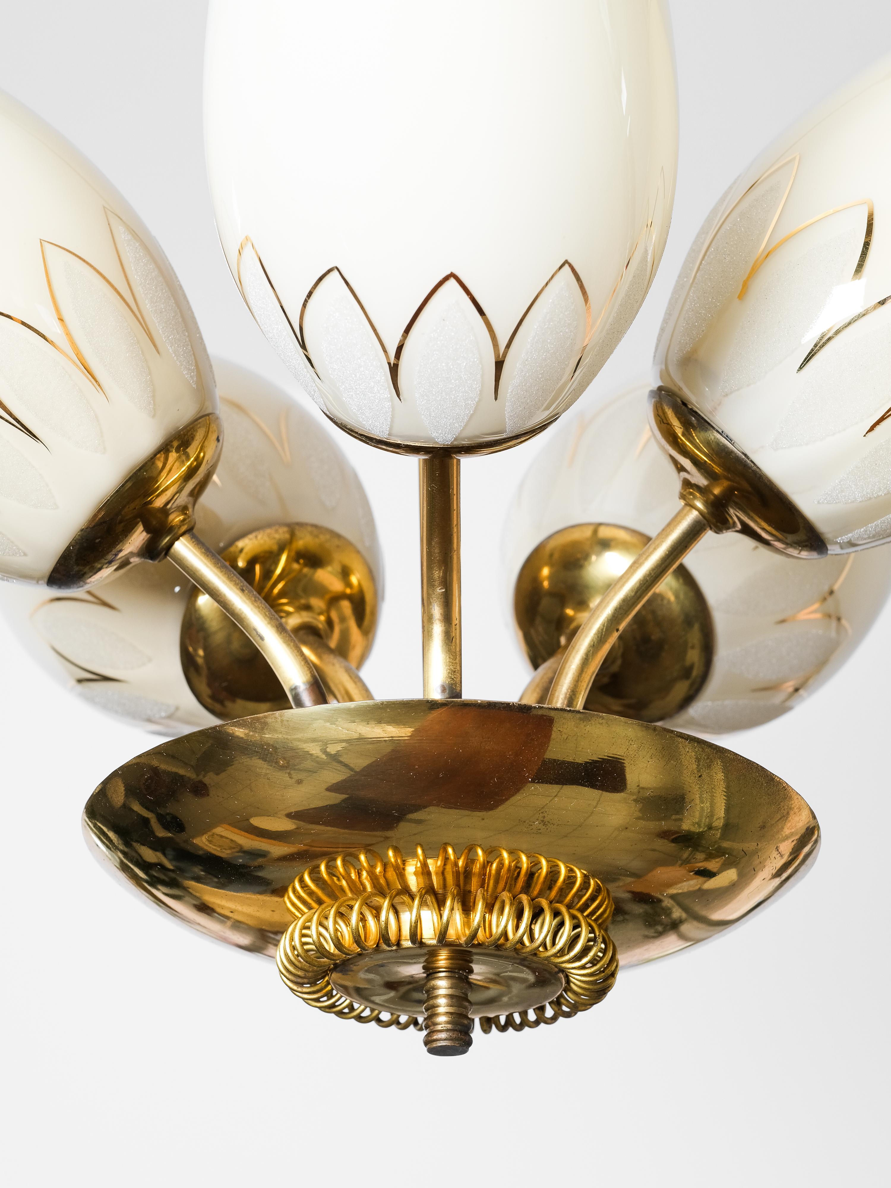 Lampadario finlandese di metà secolo in ottone e vetro di Sievä, anni '50 In condizioni buone in vendita a Karis, Nyland