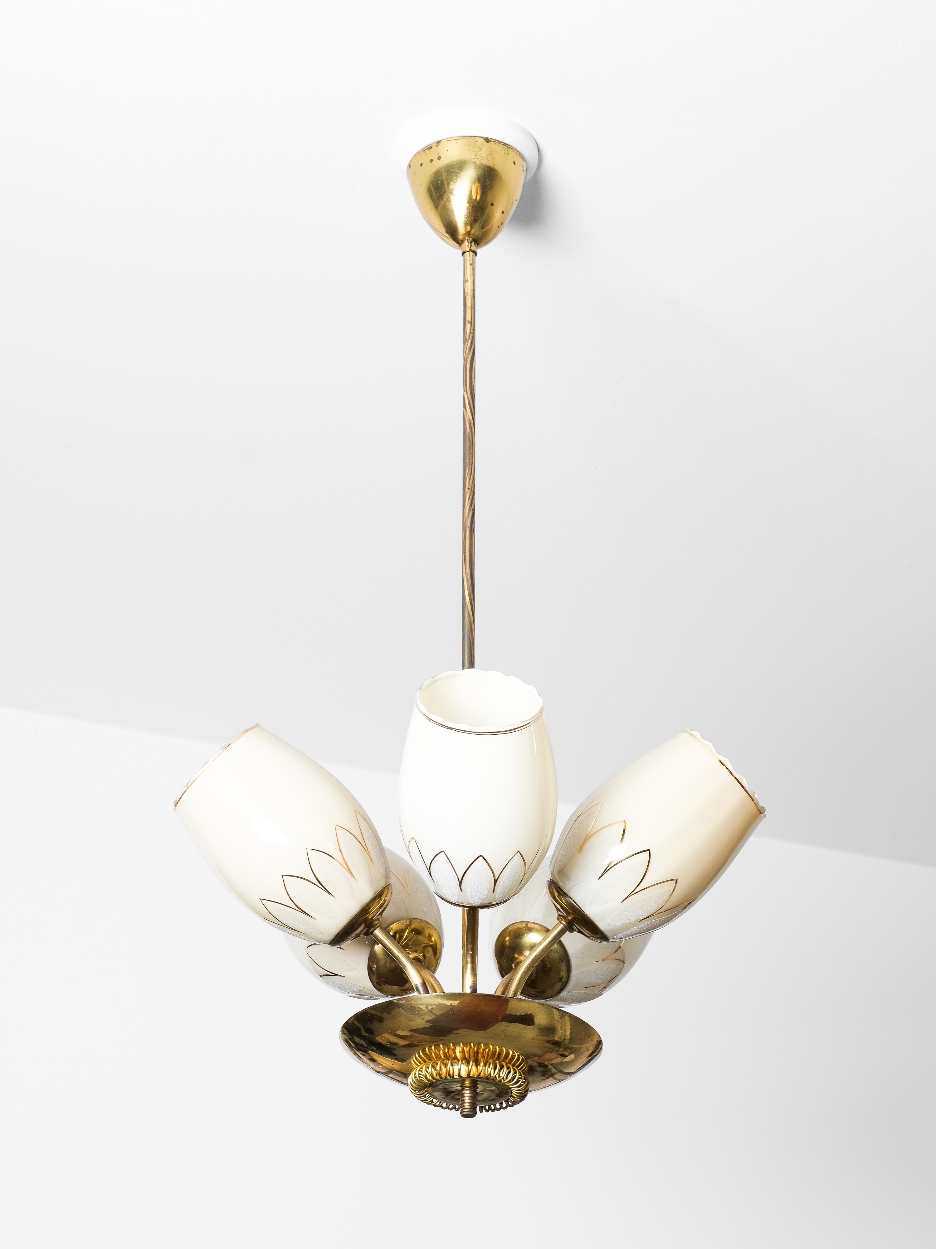 Ottone Lampadario finlandese di metà secolo in ottone e vetro di Sievä, anni '50 in vendita