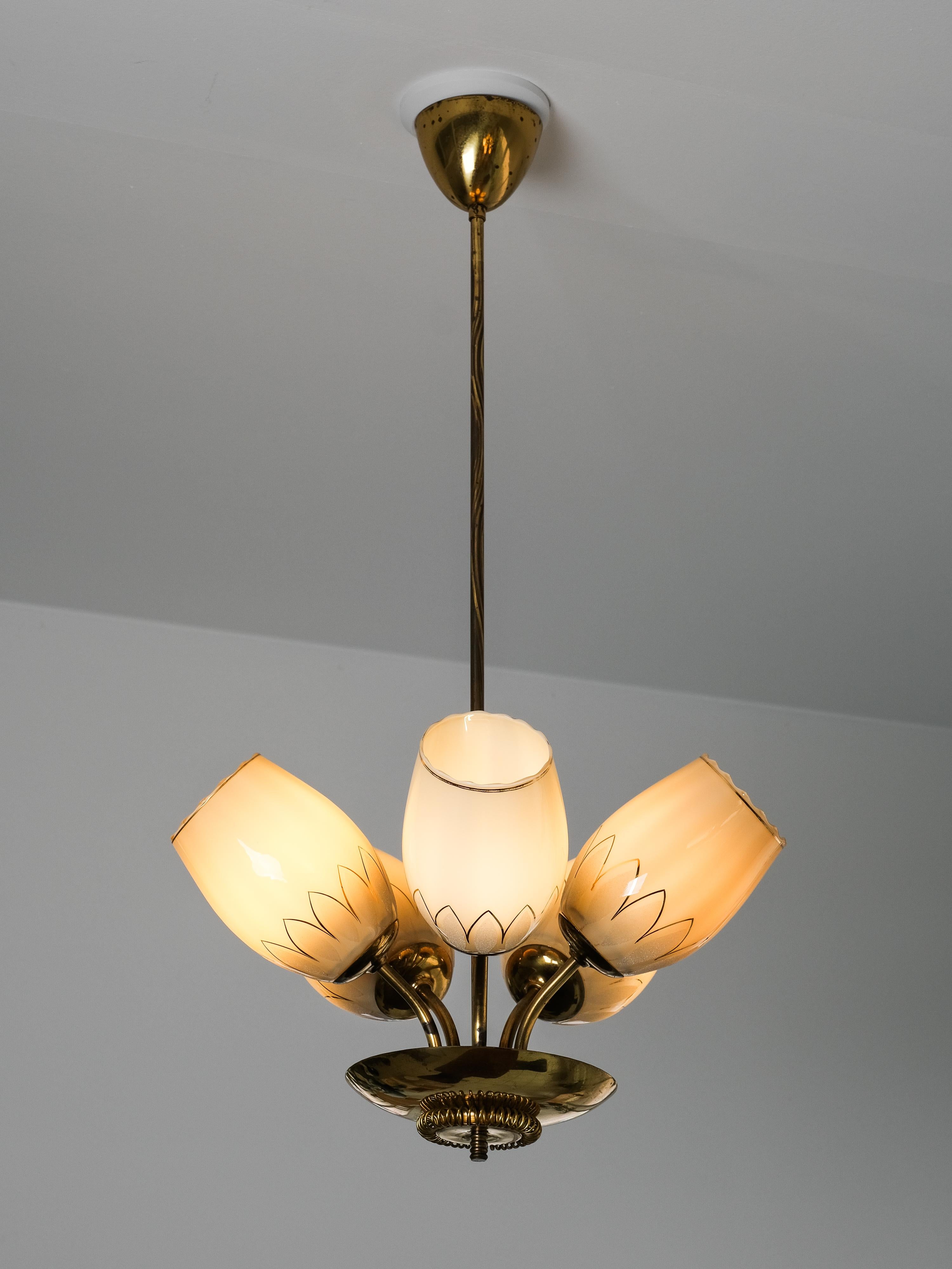 Lampadario finlandese di metà secolo in ottone e vetro di Sievä, anni '50 in vendita 2