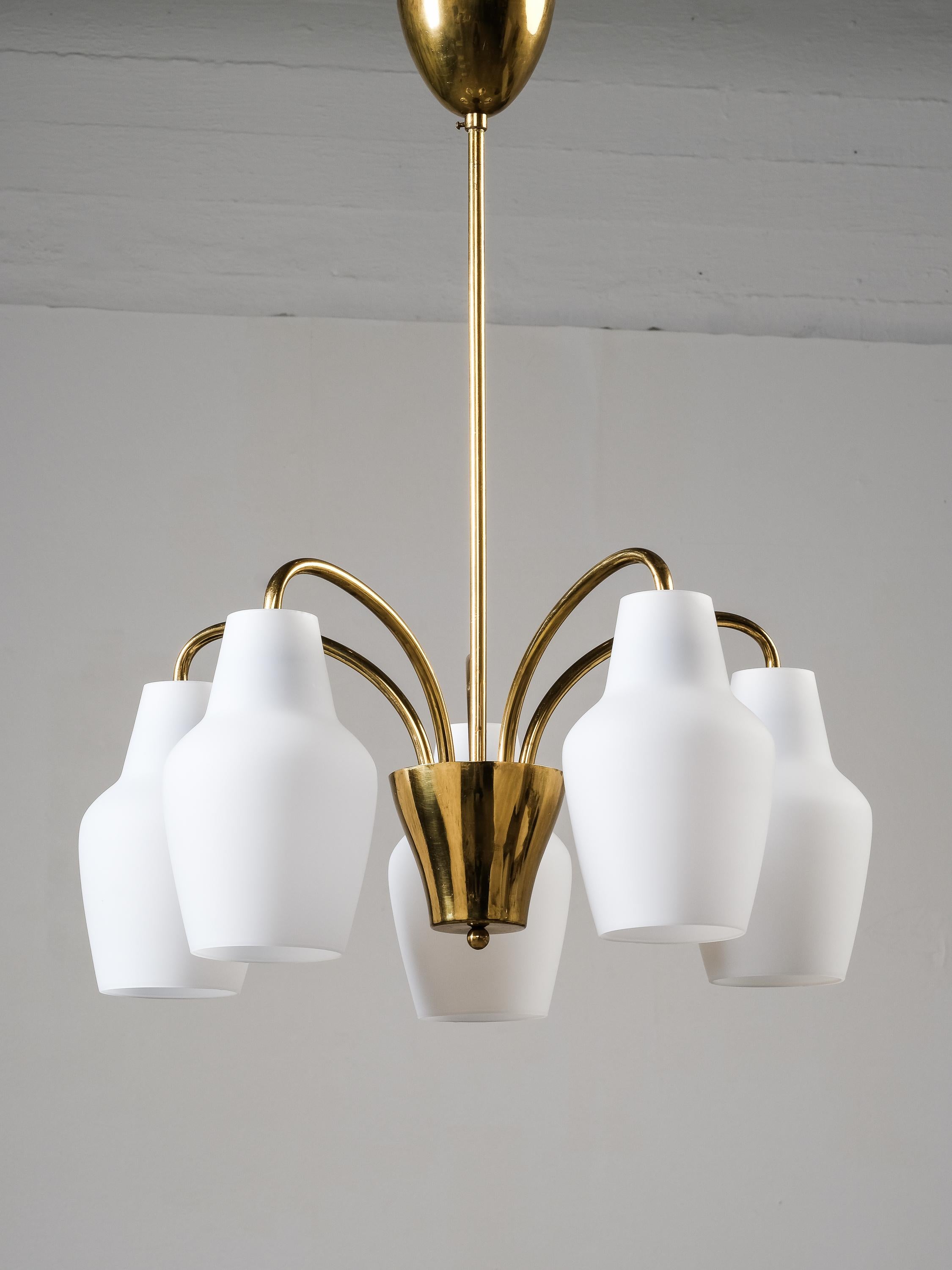 Mid-Century Finnish Chandelier in Brass and Glass, 1950s For Sale 7