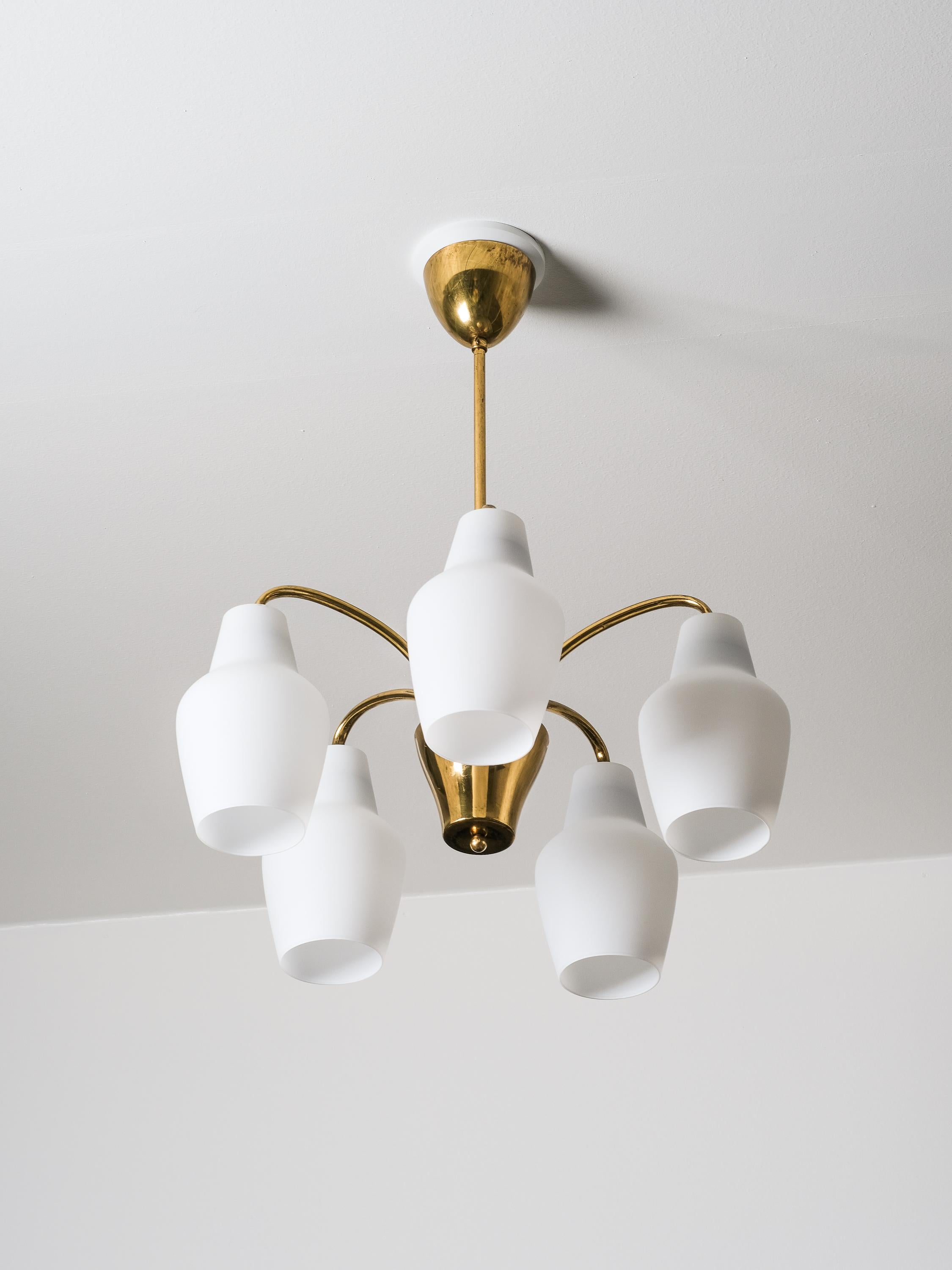 Scandinavian Modern Mid-Century Finnish Chandelier in Brass and Glass, 1950s For Sale