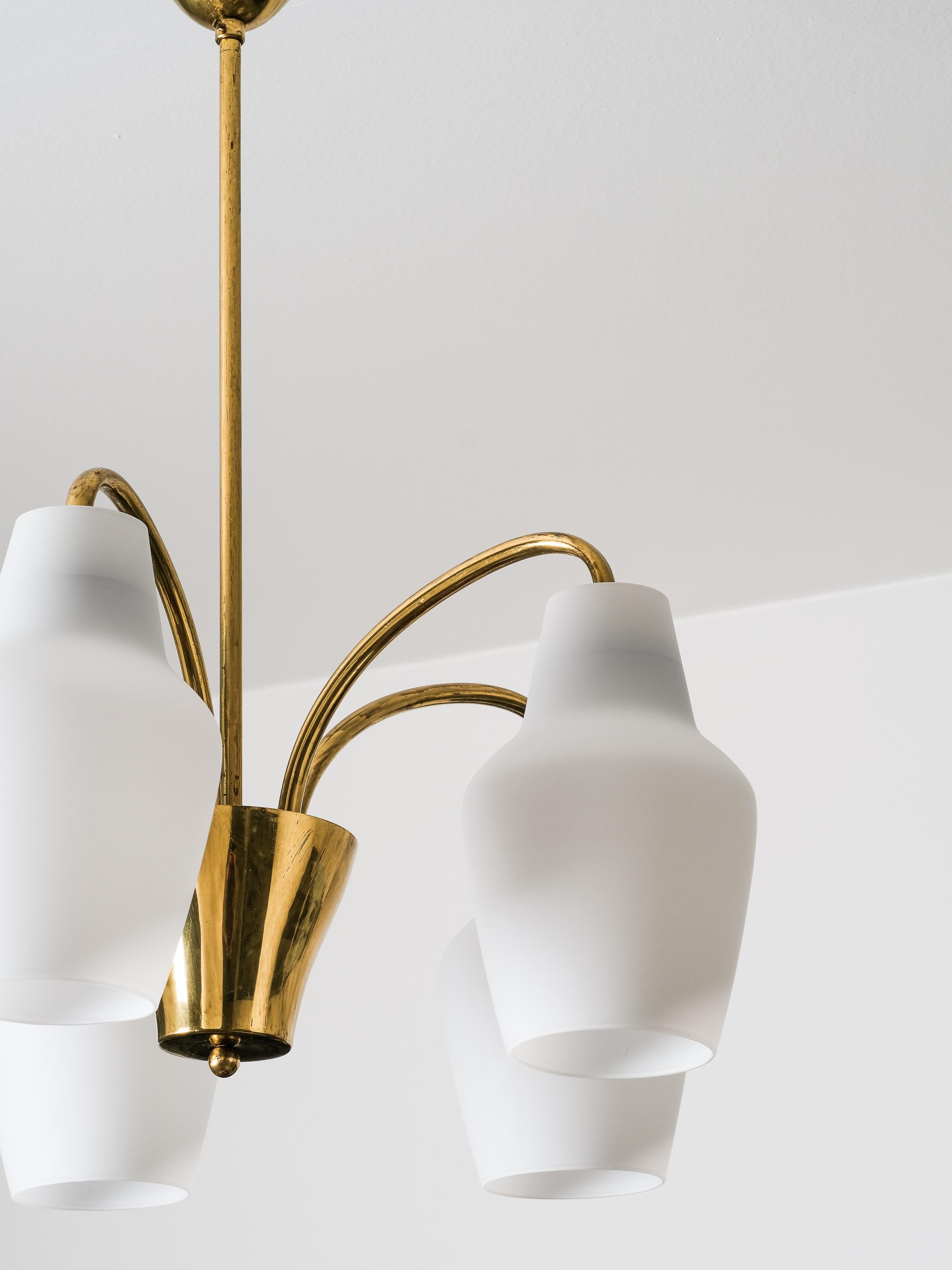 Mid-Century Finnish Chandelier in Brass and Glass, 1950s In Good Condition For Sale In Karis, Nyland