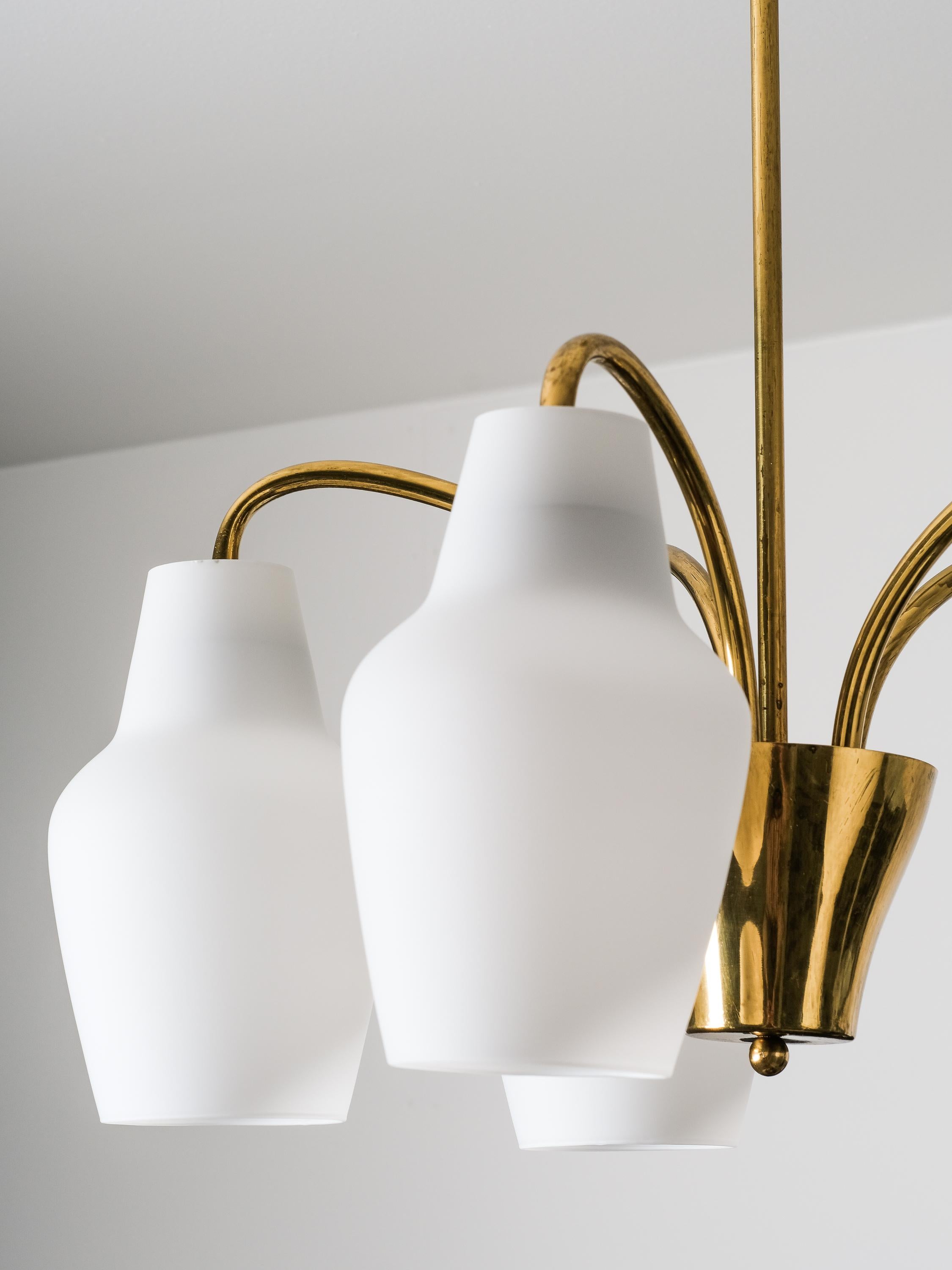 Mid-Century Finnish Chandelier in Brass and Glass, 1950s For Sale 1