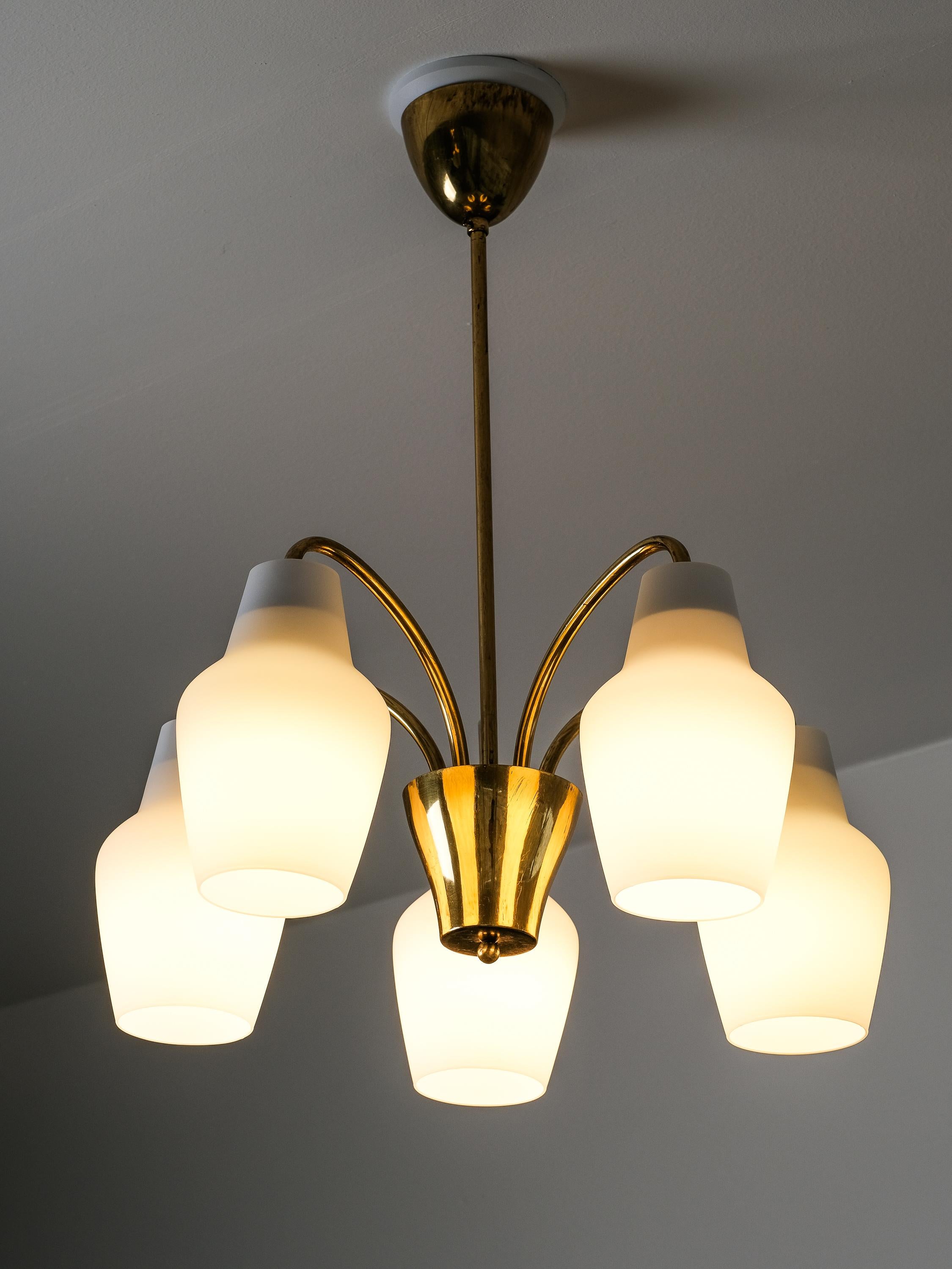 Mid-Century Finnish Chandelier in Brass and Glass, 1950s For Sale 3