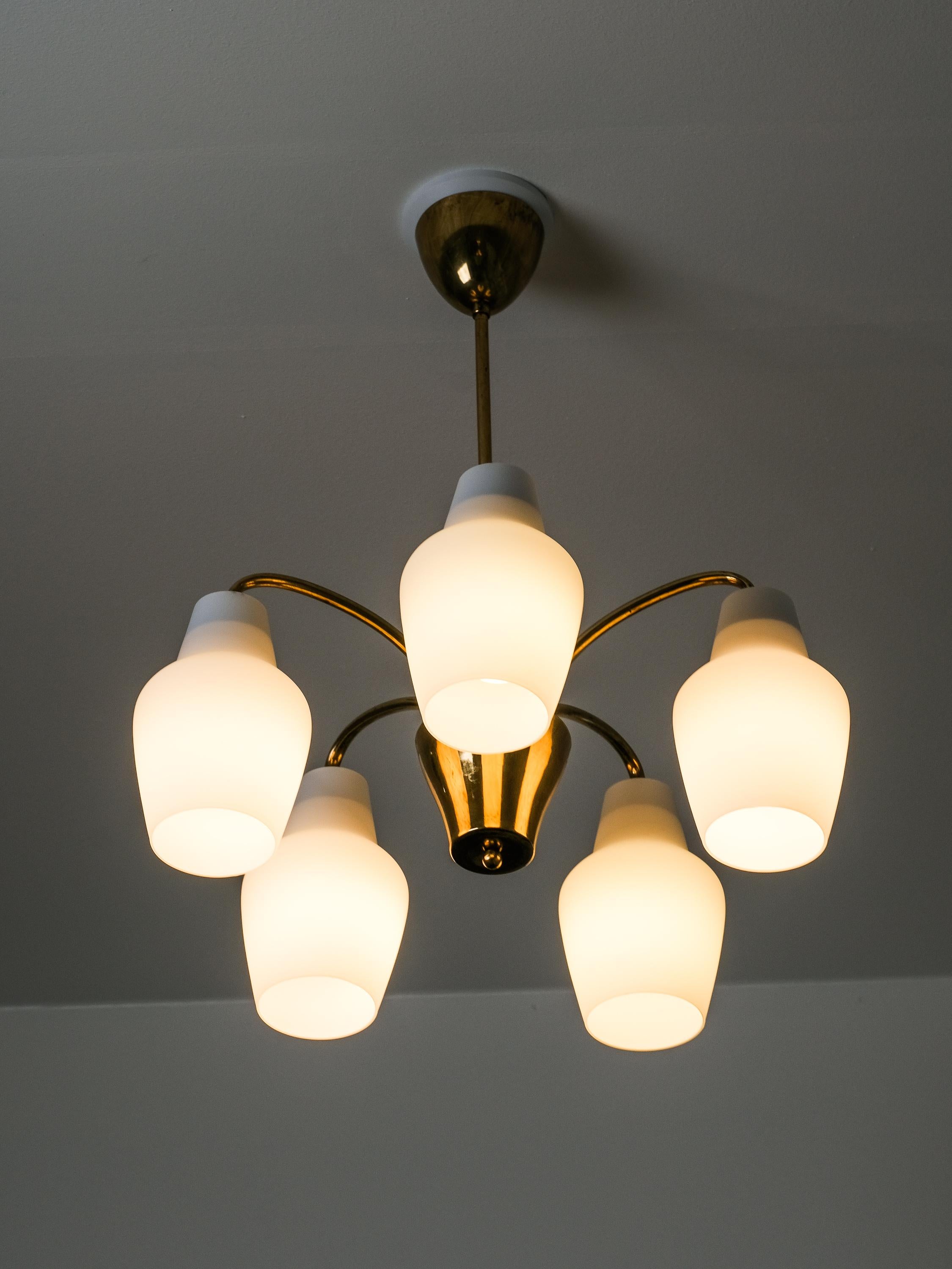 Mid-Century Finnish Chandelier in Brass and Glass, 1950s For Sale 4