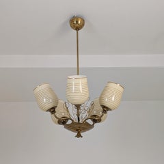Lustre de design finlandais du milieu du siècle, en laiton et verre opalin rayé, années 1950
