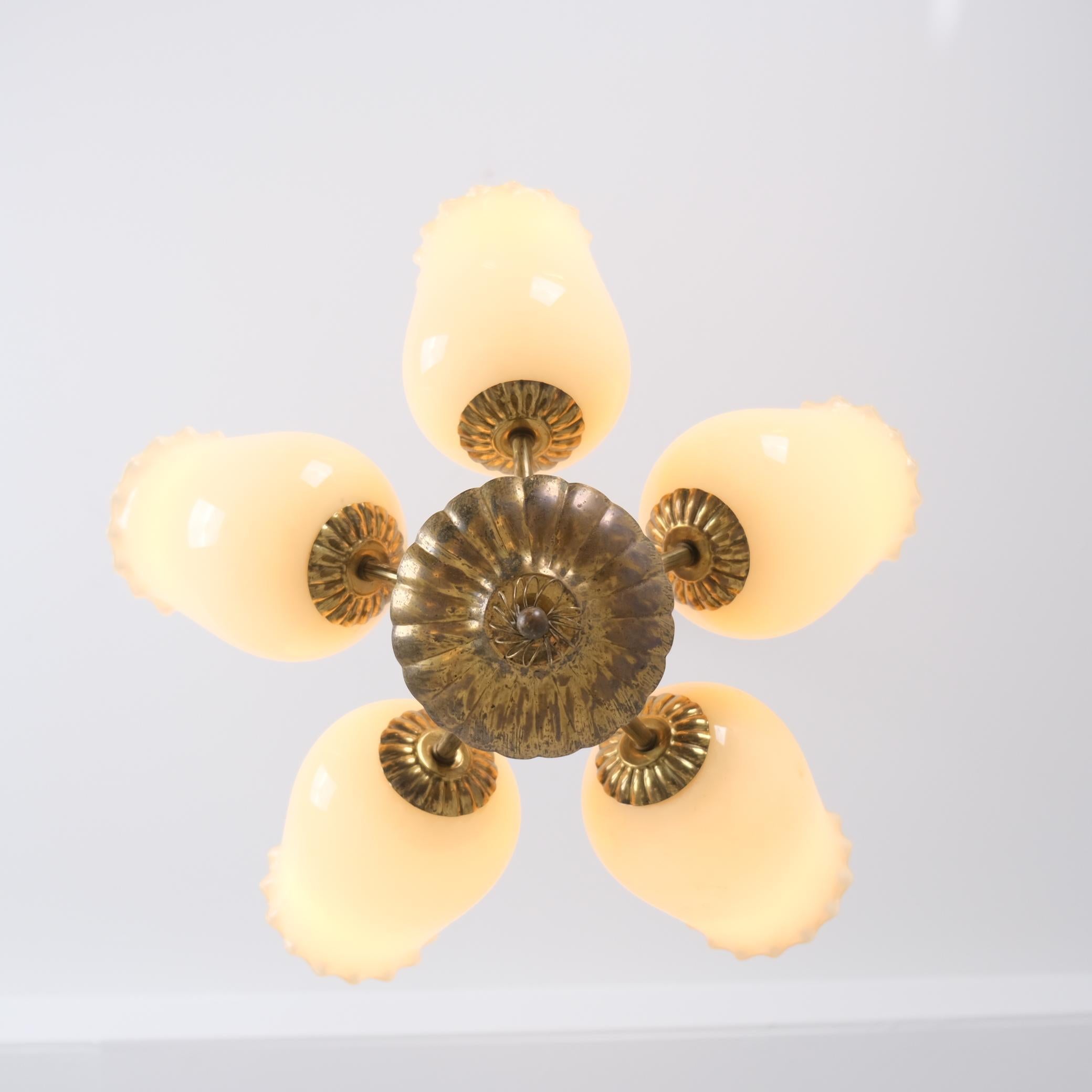 Lampe de style finlandais du milieu du siècle en laiton et verre opalin beige, années 1950 en vente 3