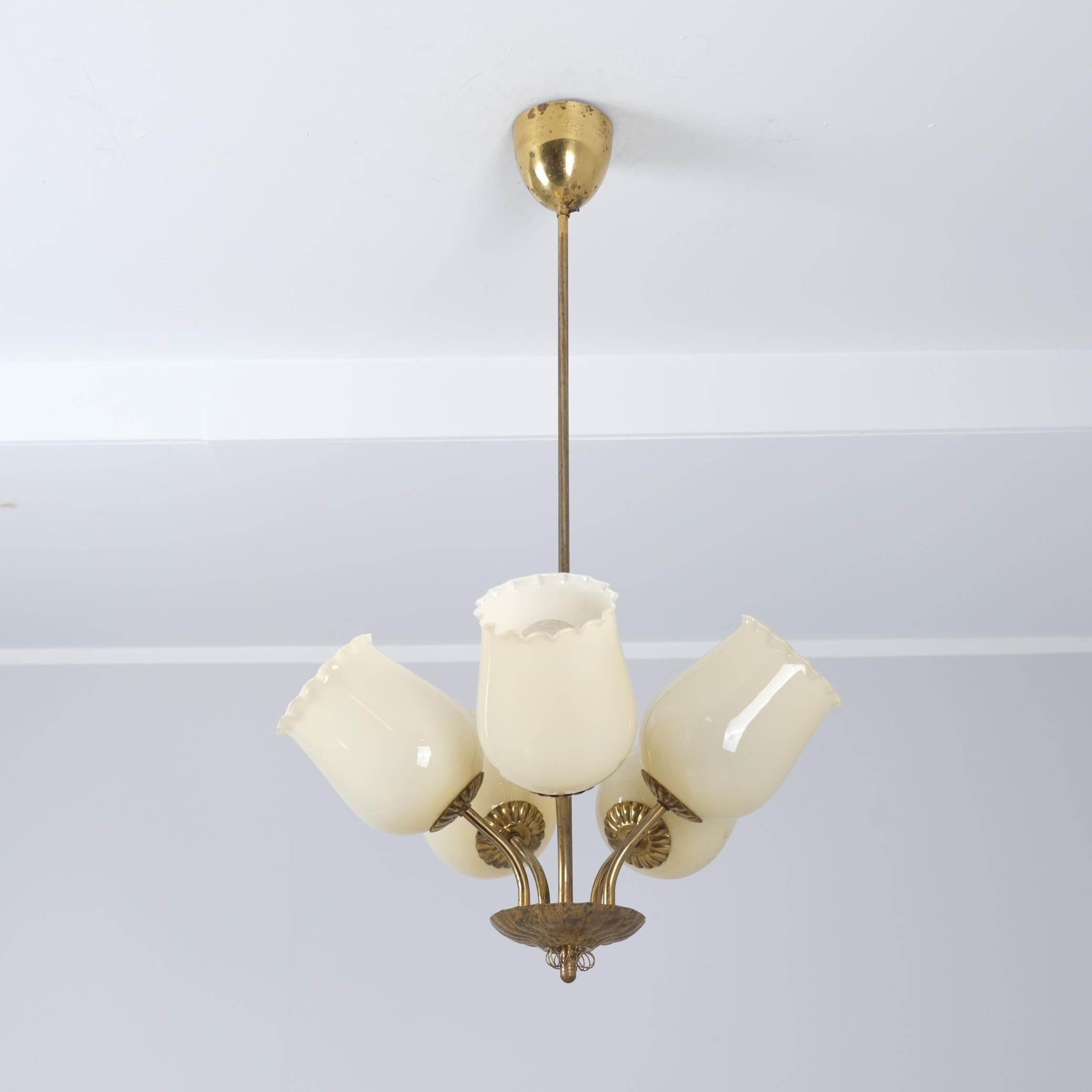 Lampe de style finlandais du milieu du siècle en laiton et verre opalin beige, années 1950 en vente 4