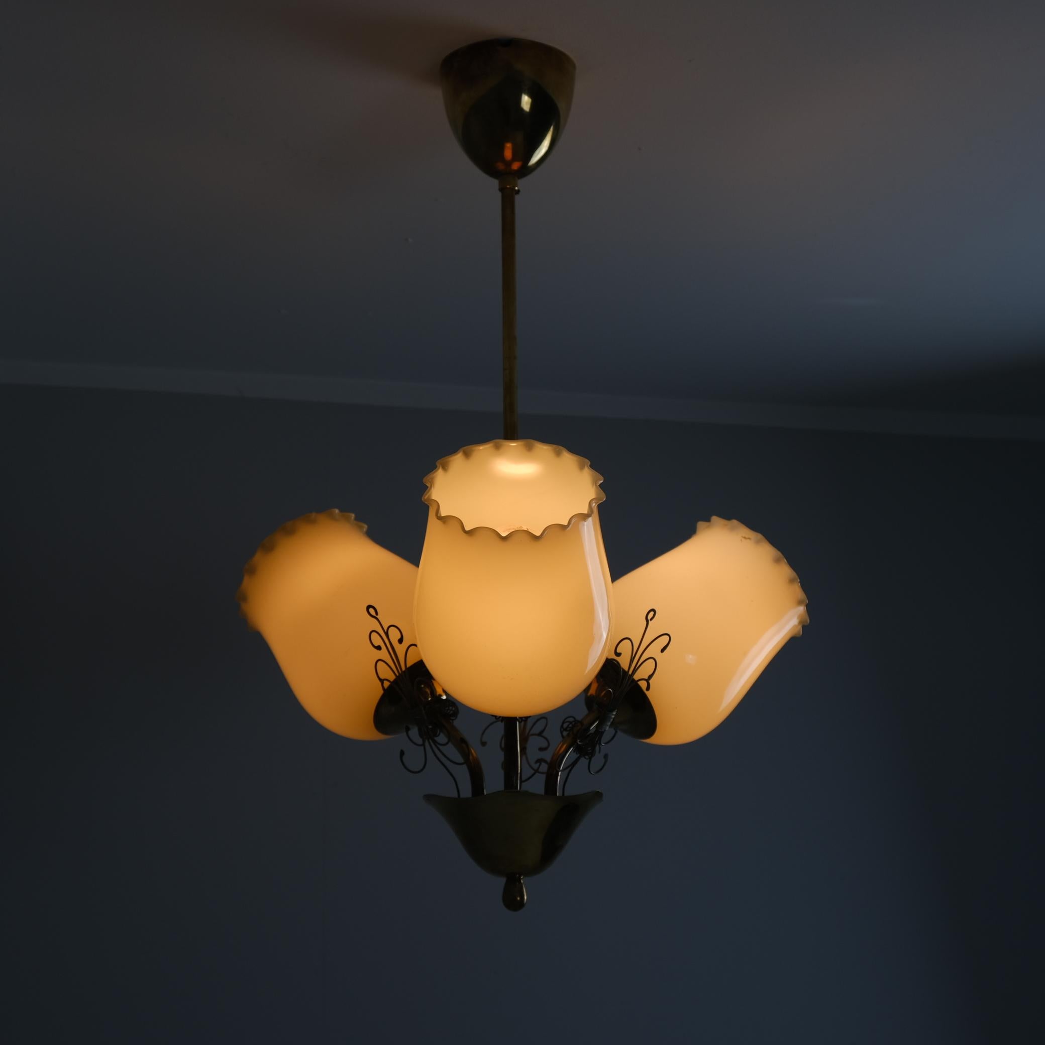 Lámpara de diseño finlandés de mediados de siglo en latón y cristal opalino beige, años 50 Escandinavo moderno en venta