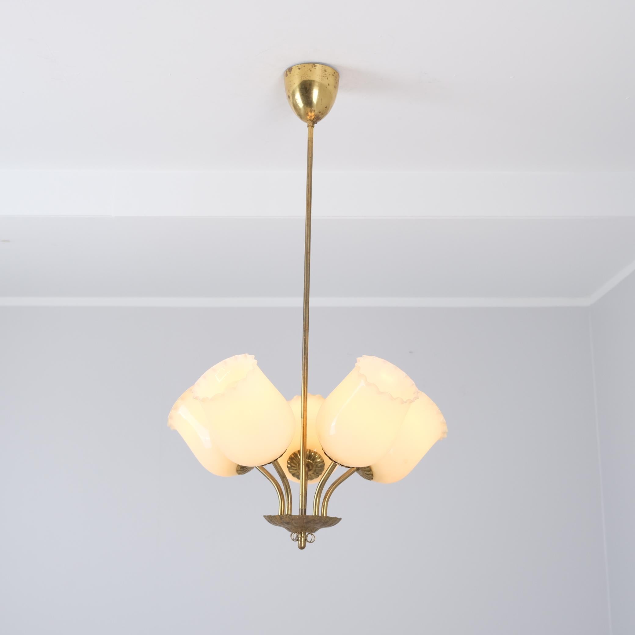 Scandinave moderne Lampe de style finlandais du milieu du siècle en laiton et verre opalin beige, années 1950 en vente