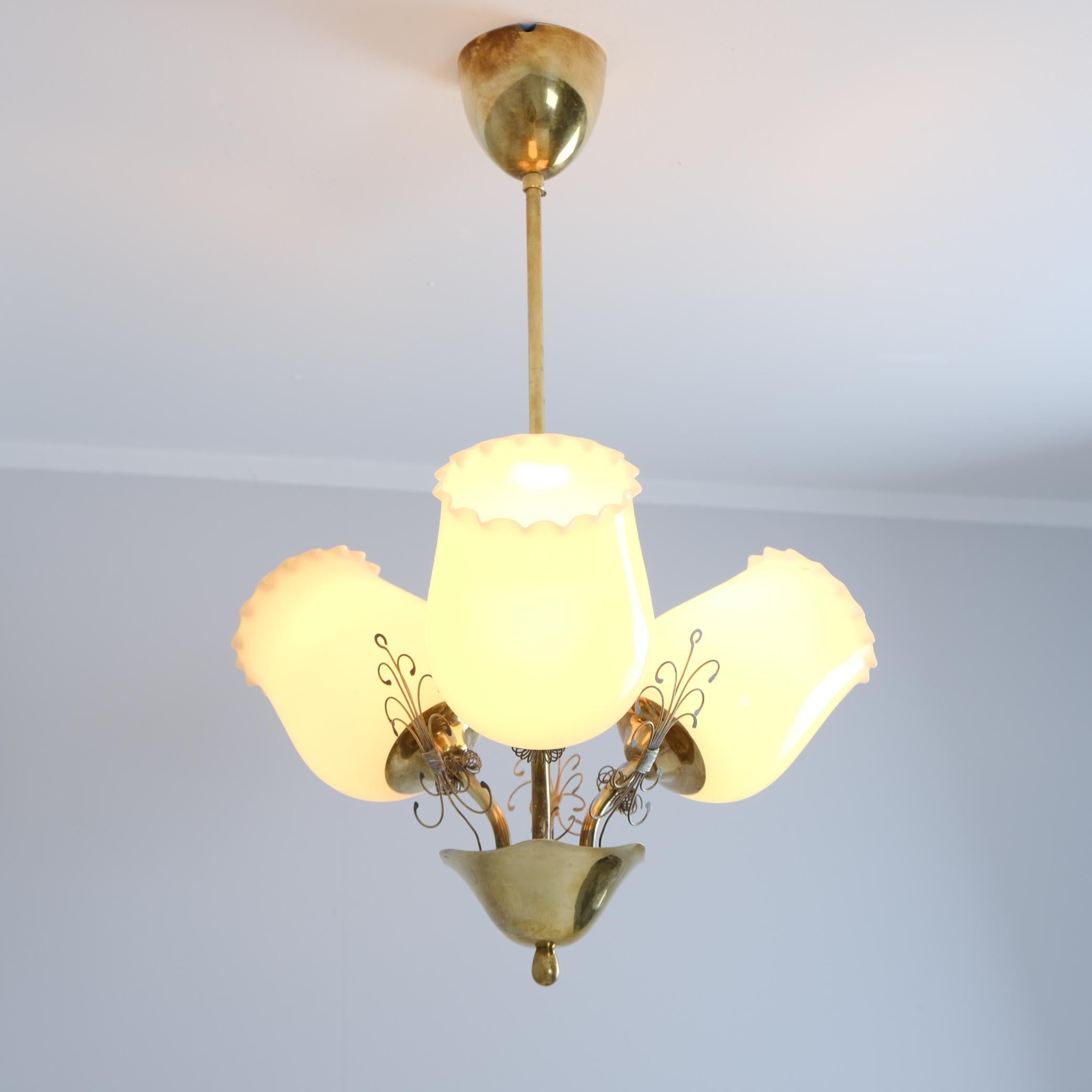 Lámpara de diseño finlandés de mediados de siglo en latón y cristal opalino beige, años 50 Finlandés en venta