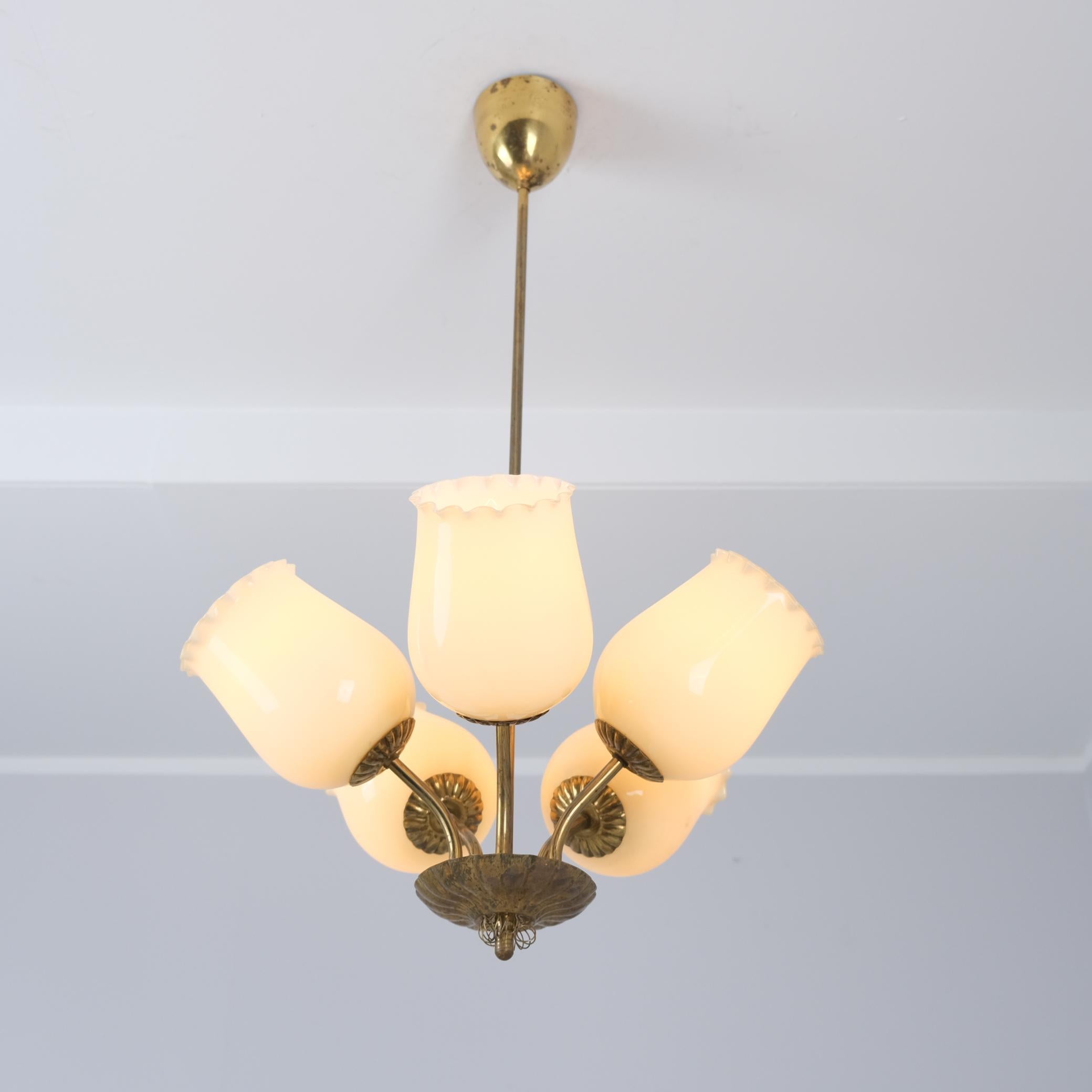 Finlandais Lampe de style finlandais du milieu du siècle en laiton et verre opalin beige, années 1950 en vente