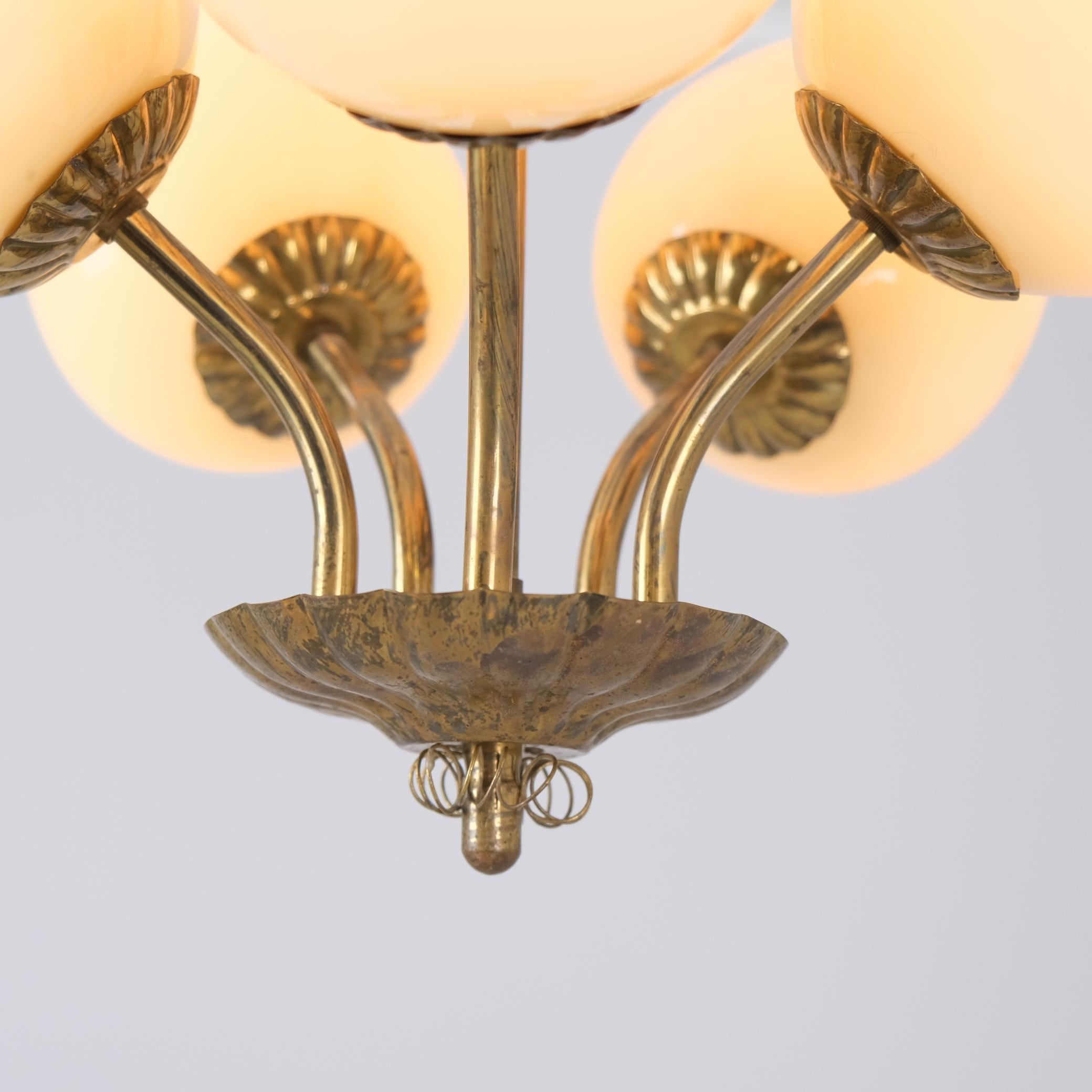 Lampe de style finlandais du milieu du siècle en laiton et verre opalin beige, années 1950 Bon état - En vente à Helsinki, FI