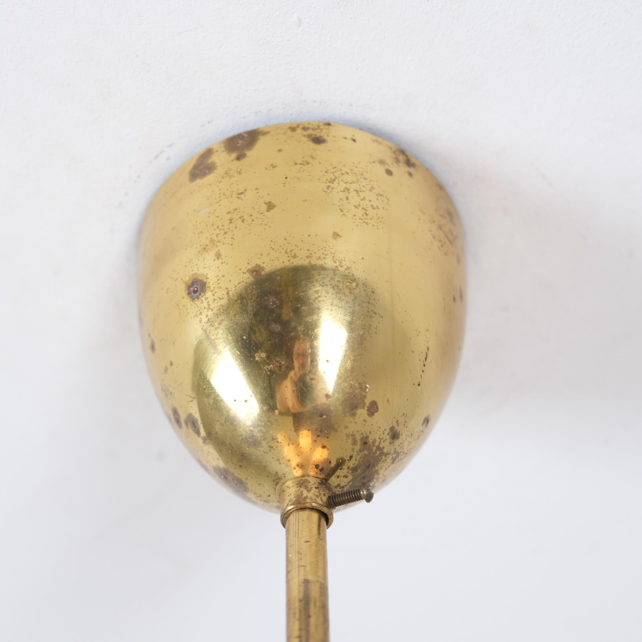 Milieu du XXe siècle Lampe de style finlandais du milieu du siècle en laiton et verre opalin beige, années 1950 en vente