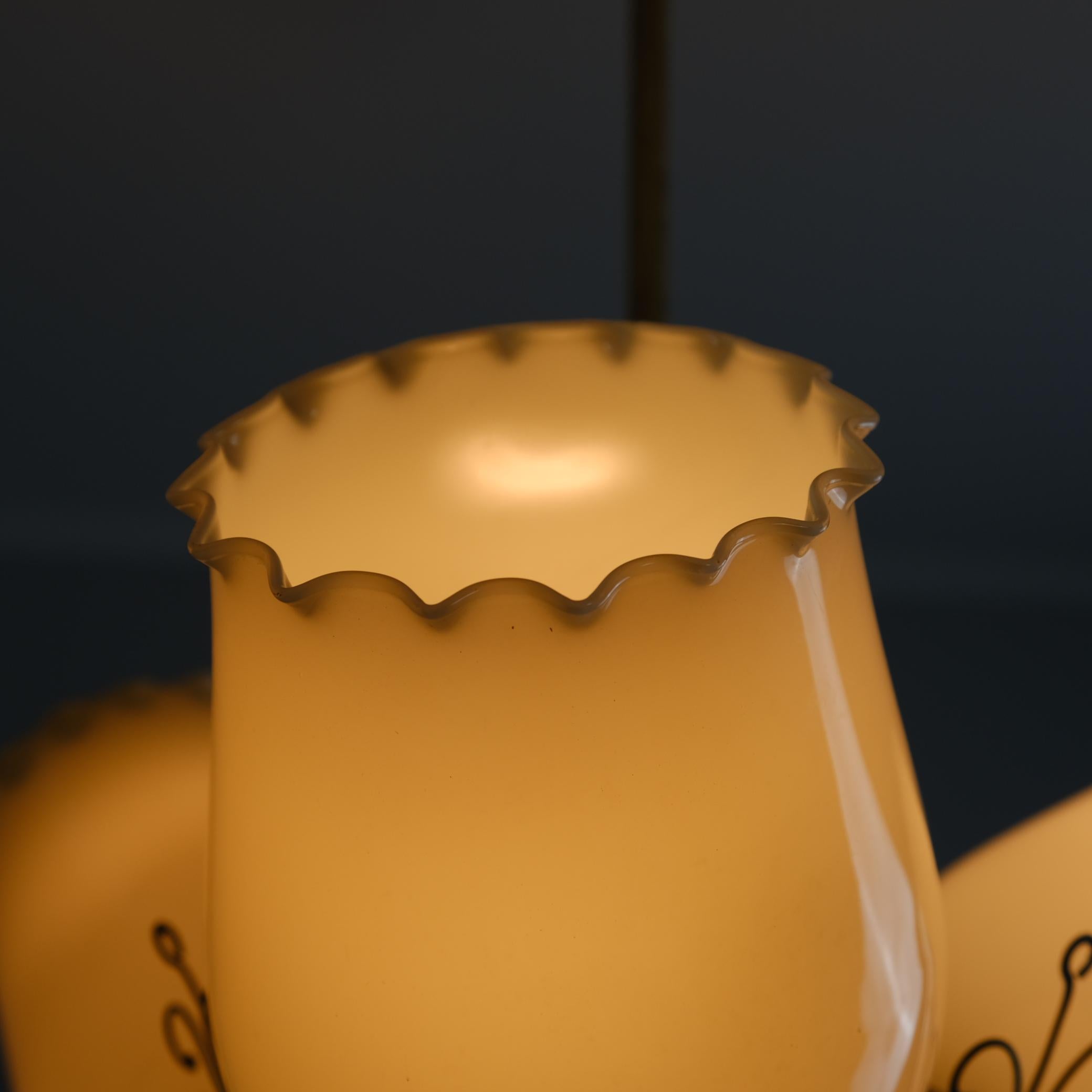 Lámpara de diseño finlandés de mediados de siglo en latón y cristal opalino beige, años 50 en venta 1