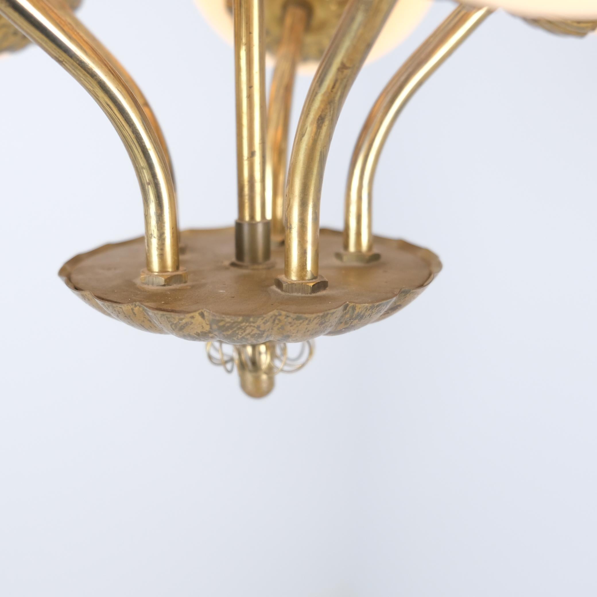 Lampe de style finlandais du milieu du siècle en laiton et verre opalin beige, années 1950 en vente 1
