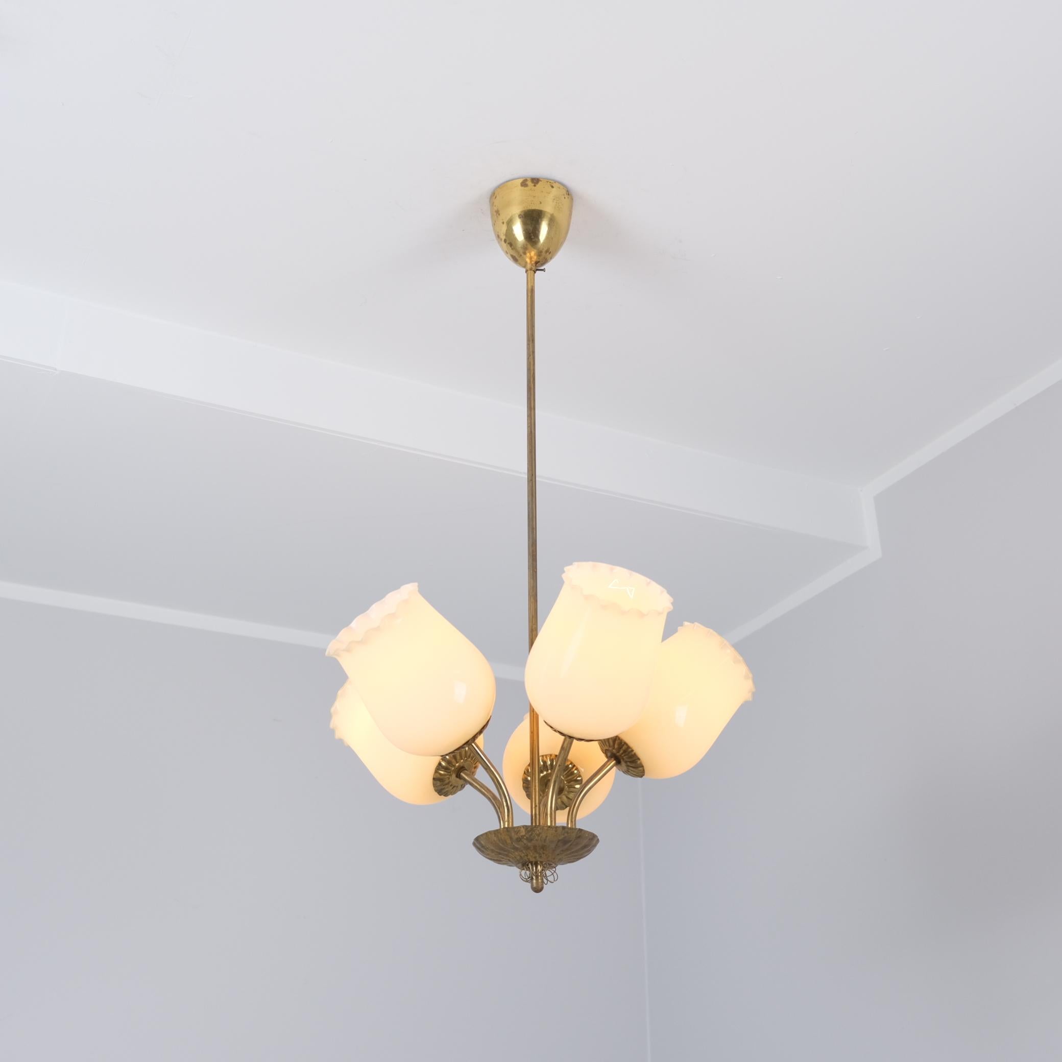 Lampe de style finlandais du milieu du siècle en laiton et verre opalin beige, années 1950 en vente 2