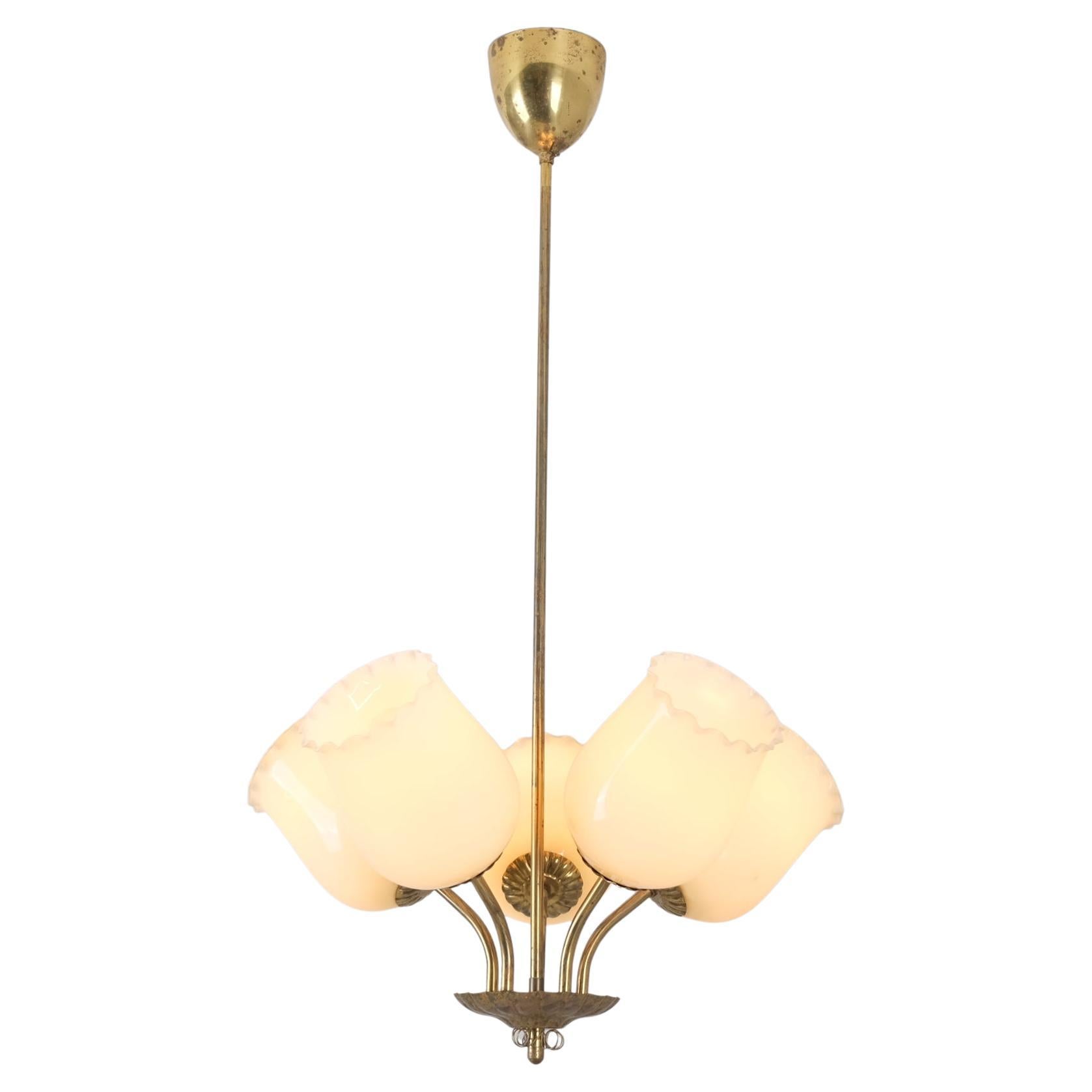 Lampe de style finlandais du milieu du siècle en laiton et verre opalin beige, années 1950