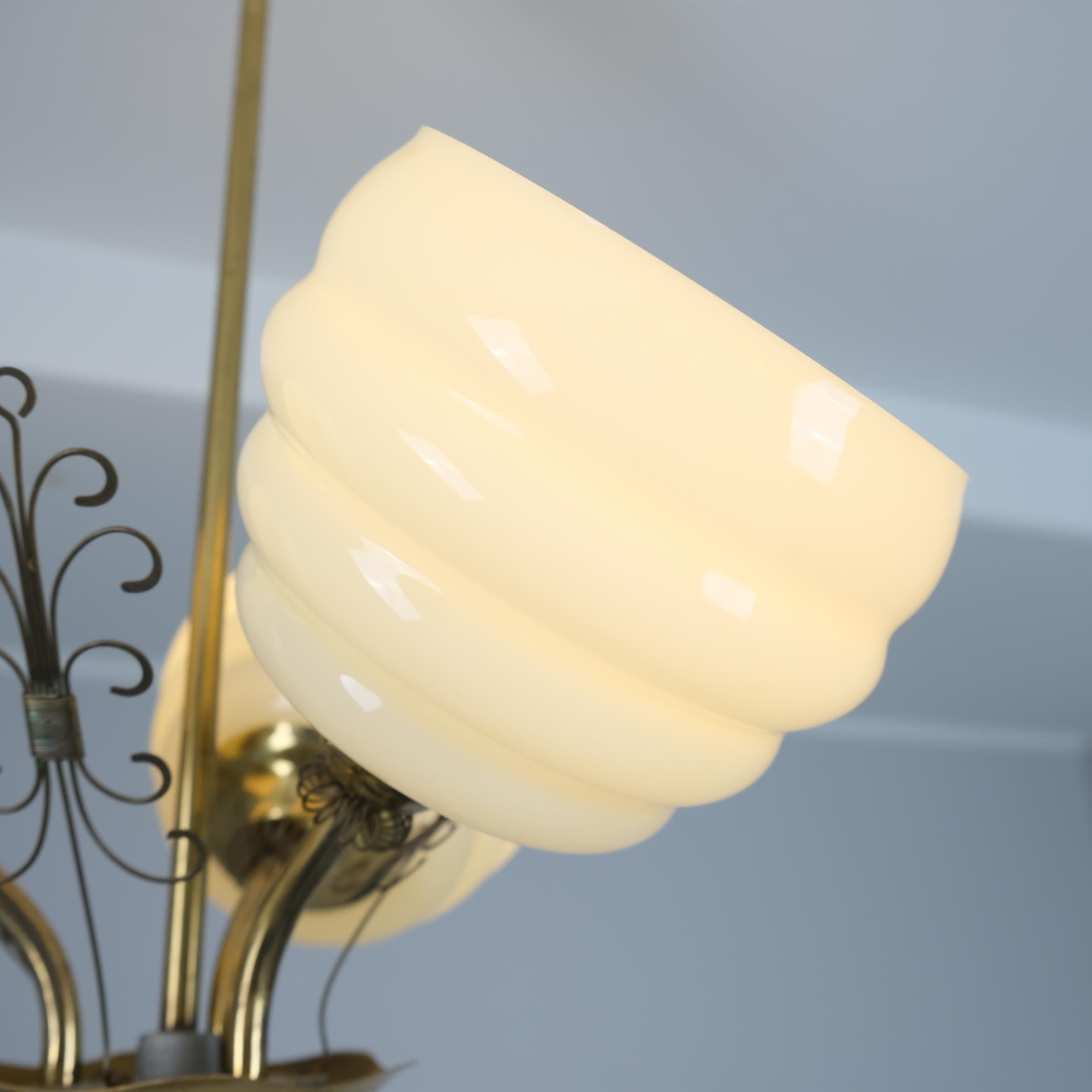 Lampe de design finlandais du milieu du siècle en laiton et verre, années 1950 en vente 3