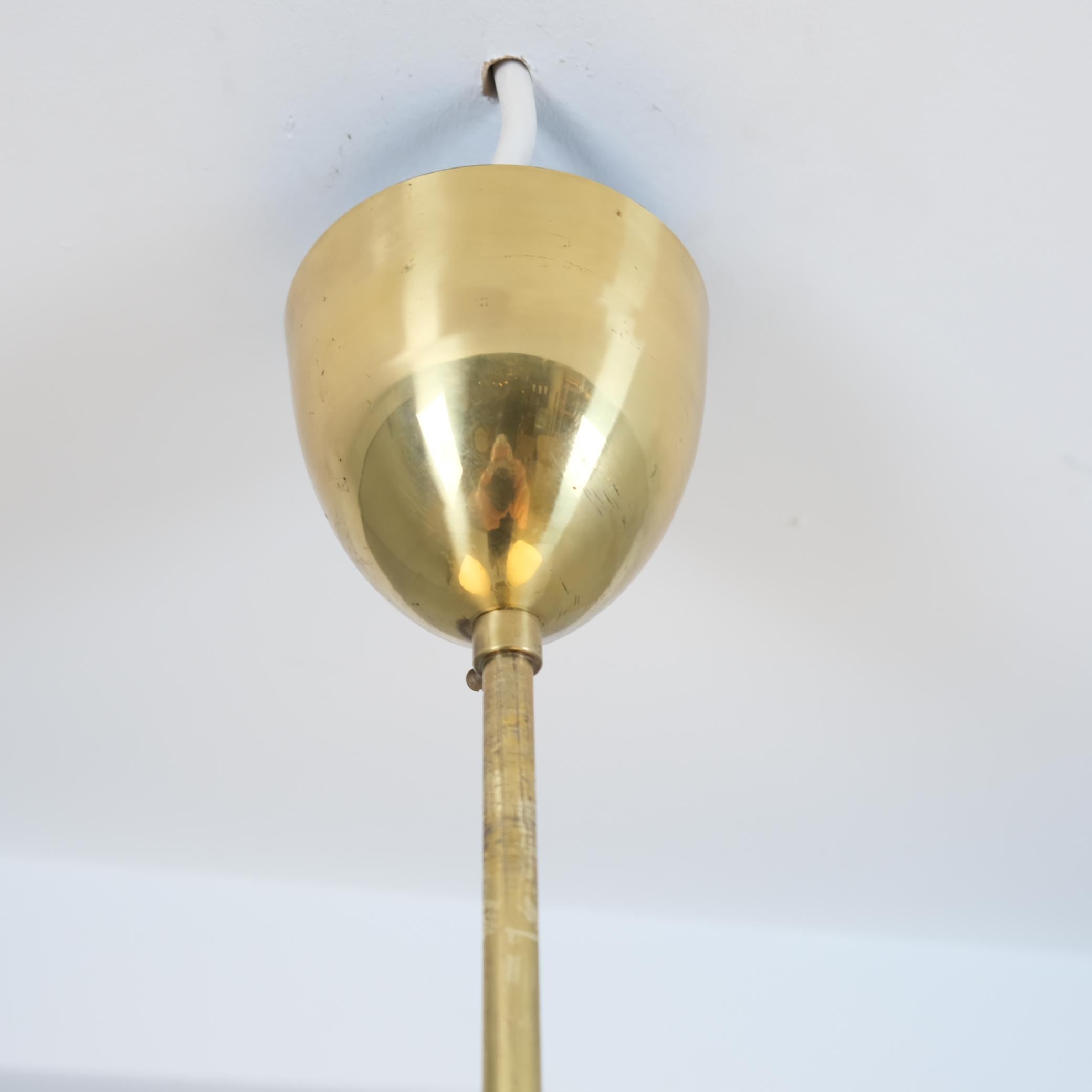Lampe de design finlandais du milieu du siècle en laiton et verre, années 1950 en vente 4