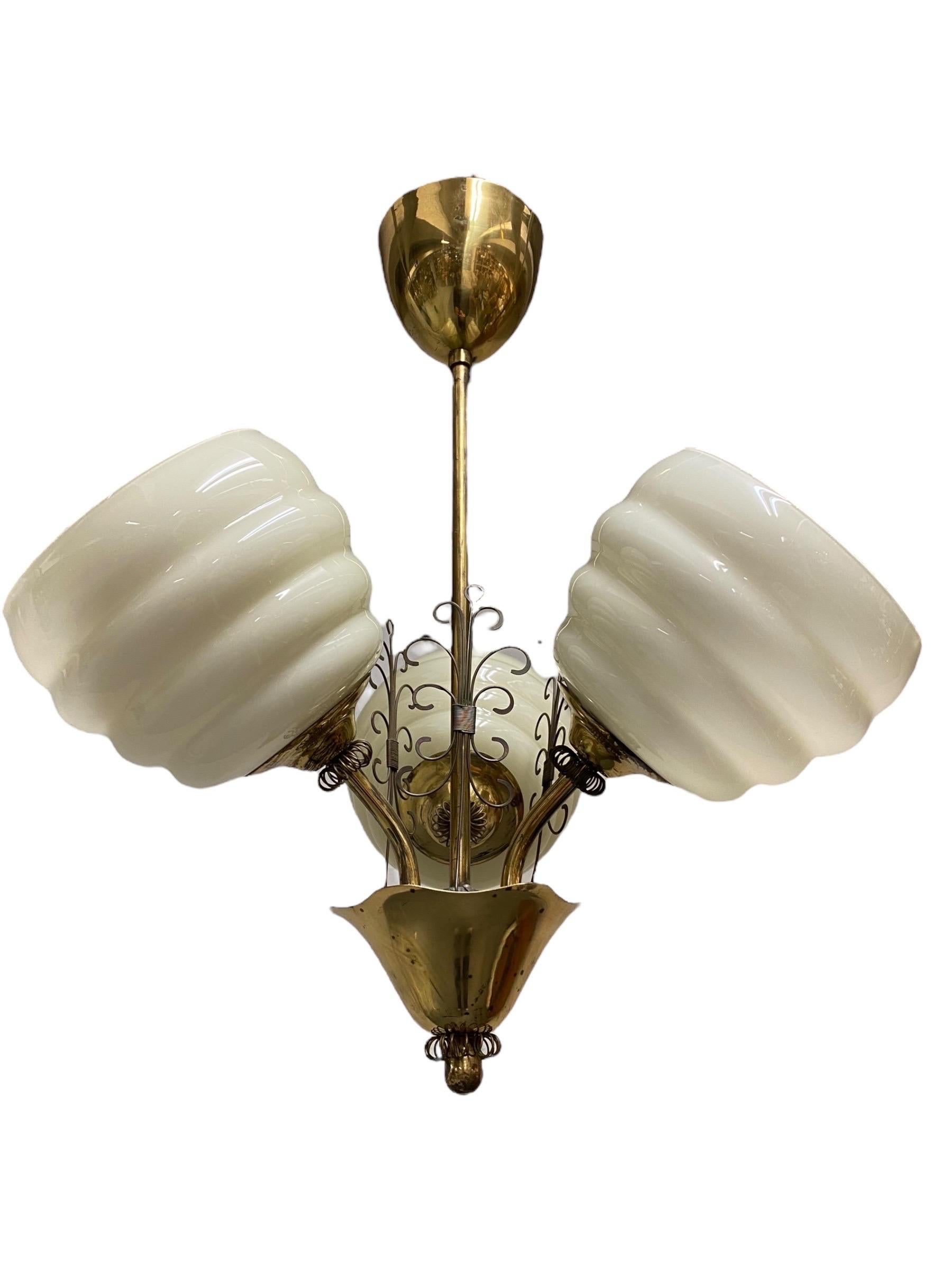 Un plafonnier au design finlandais des années 1950 dans toute sa splendeur. Cette lampe présente des similitudes frappantes avec les luminaires de Paavo Tynell, mais tout le monde ne pouvait pas s'offrir des Tynell, même à l'époque. Il y a