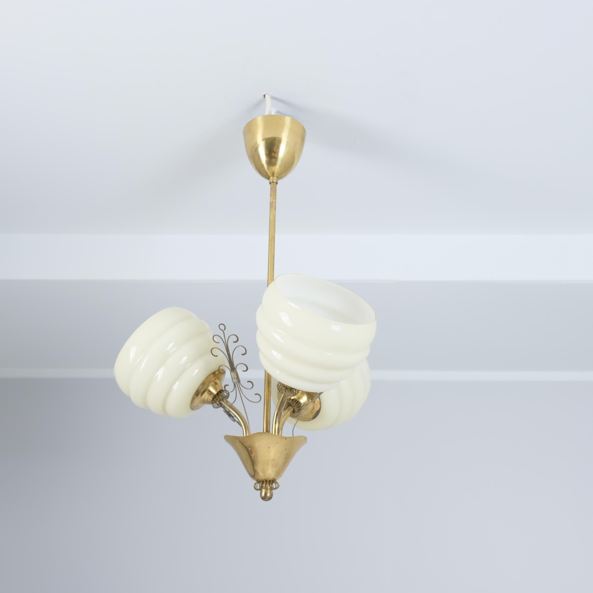 Un plafonnier au design finlandais des années 1950 dans toute sa splendeur. Cette lampe présente des similitudes frappantes avec les luminaires de Paavo Tynell, mais tout le monde ne pouvait pas s'offrir des Tynell, même à l'époque. Il y a