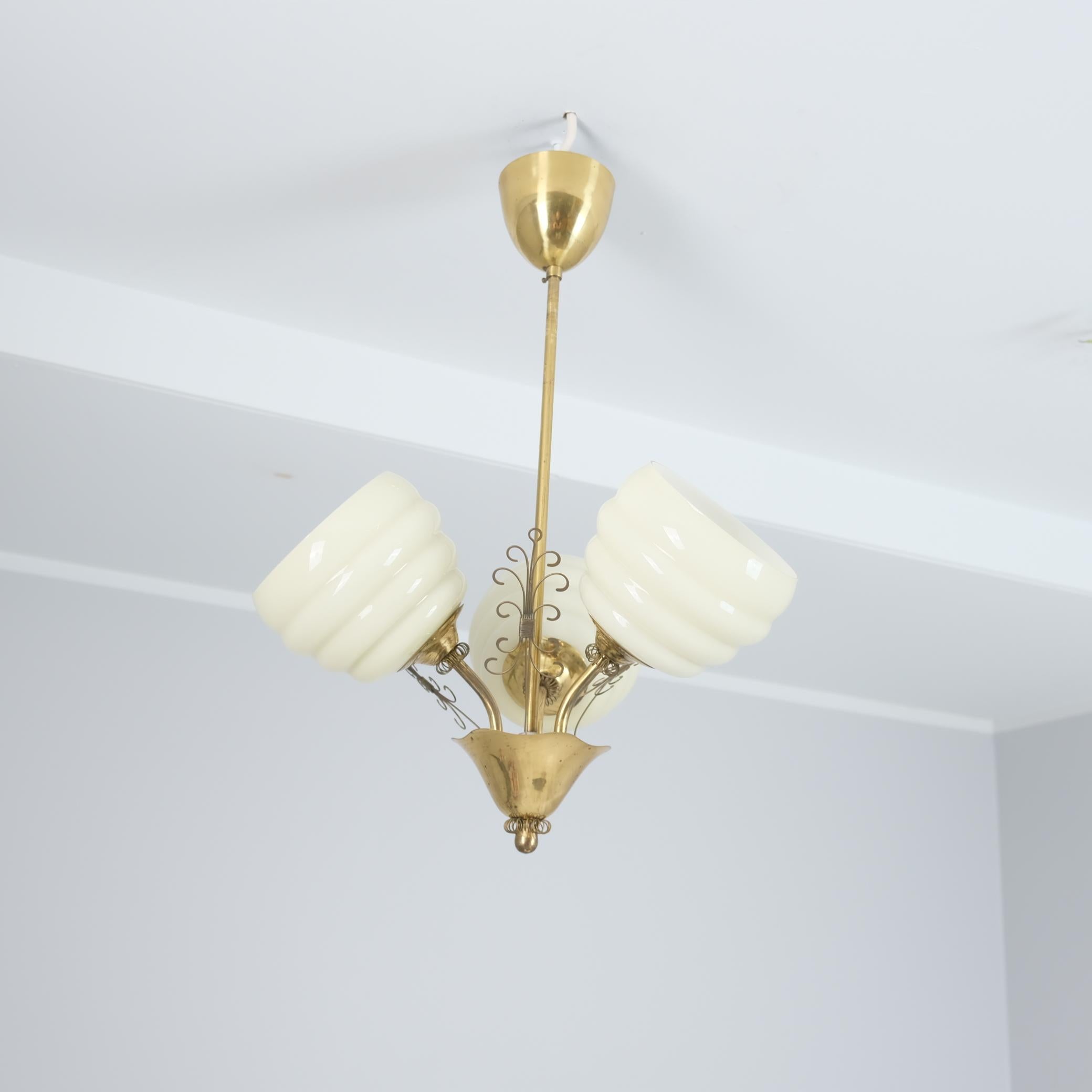 Scandinave moderne Lampe de design finlandais du milieu du siècle en laiton et verre, années 1950 en vente
