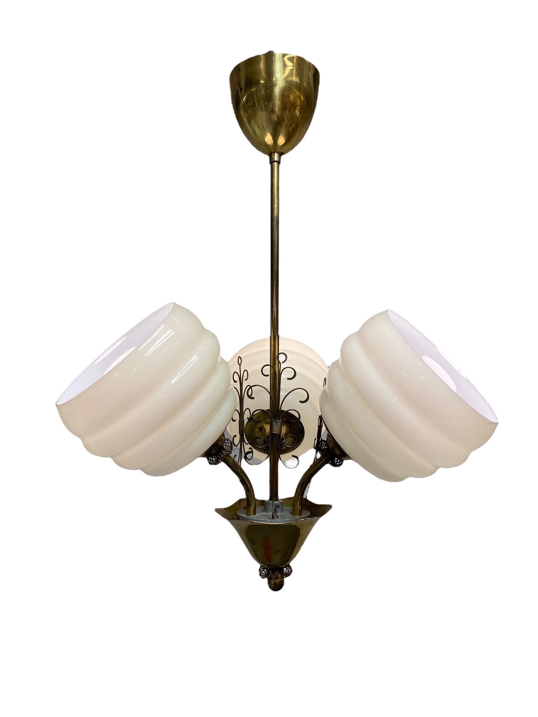 Finlandais Lampe de design finlandais du milieu du siècle en laiton et verre, années 1950 en vente