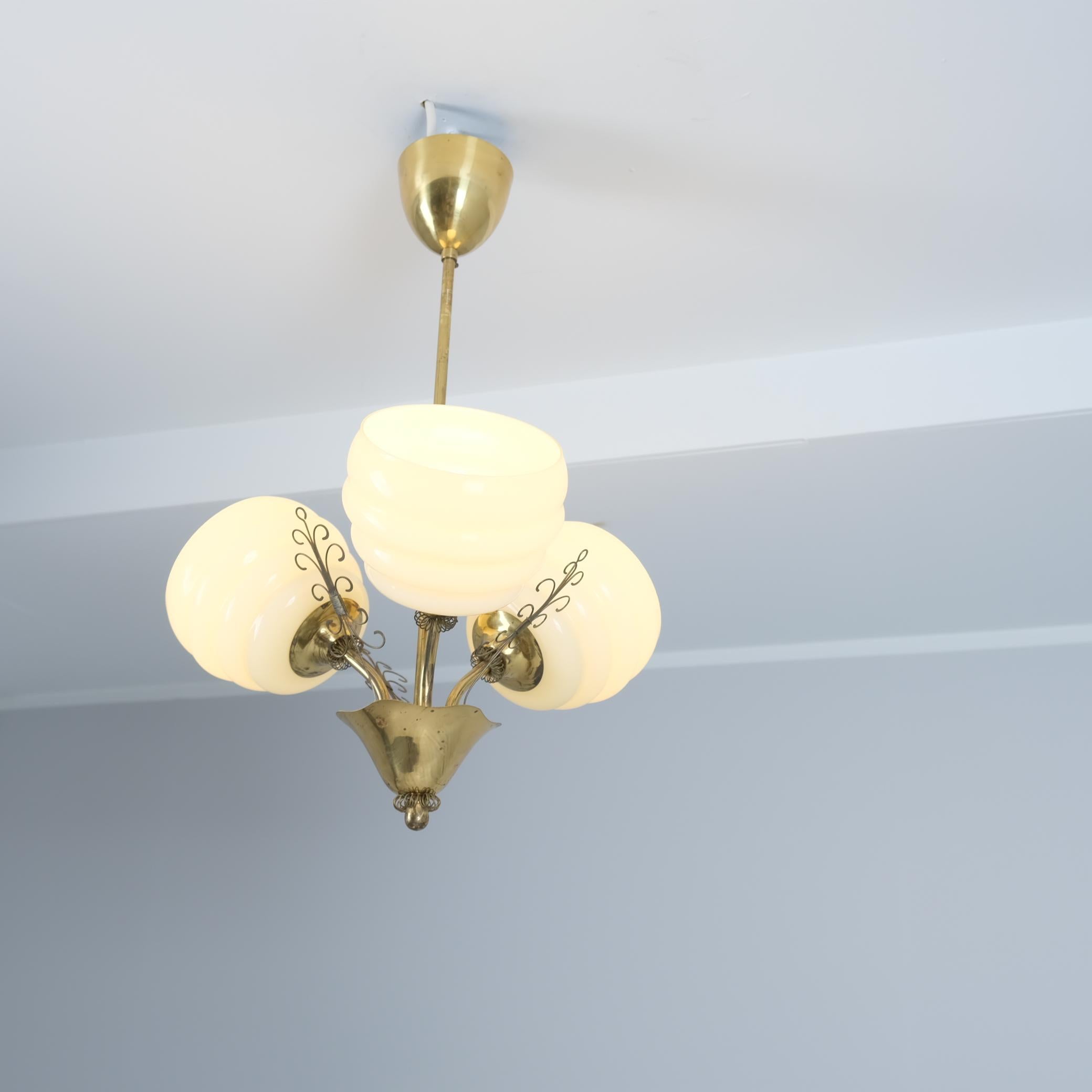 Finlandais Lampe de design finlandais du milieu du siècle en laiton et verre, années 1950 en vente