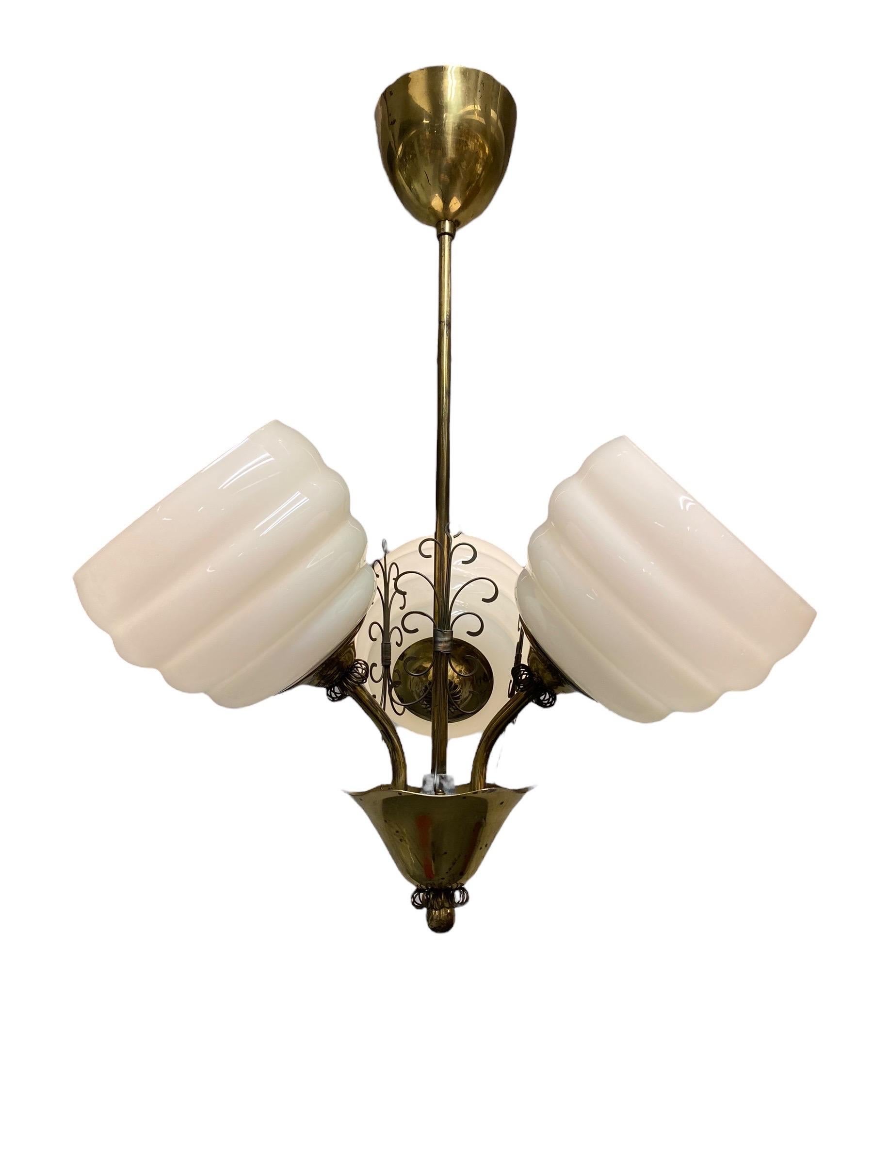 Lampe de design finlandais du milieu du siècle en laiton et verre, années 1950 Bon état - En vente à Helsinki, FI