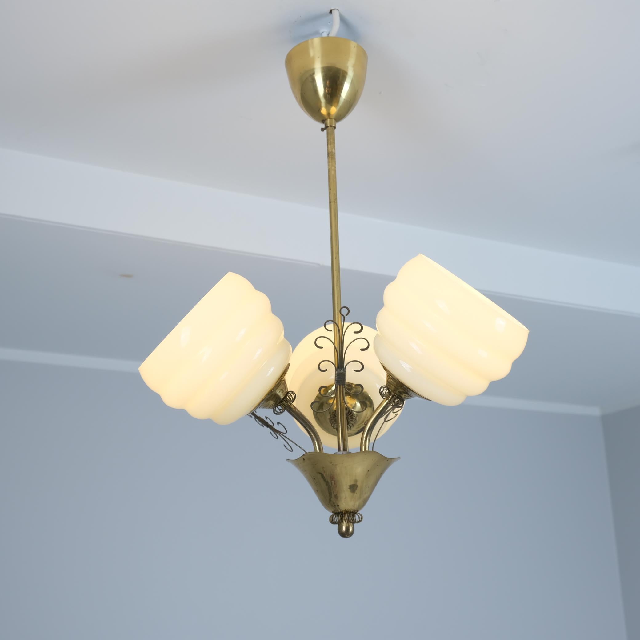 Lampe de design finlandais du milieu du siècle en laiton et verre, années 1950 Bon état - En vente à Helsinki, FI