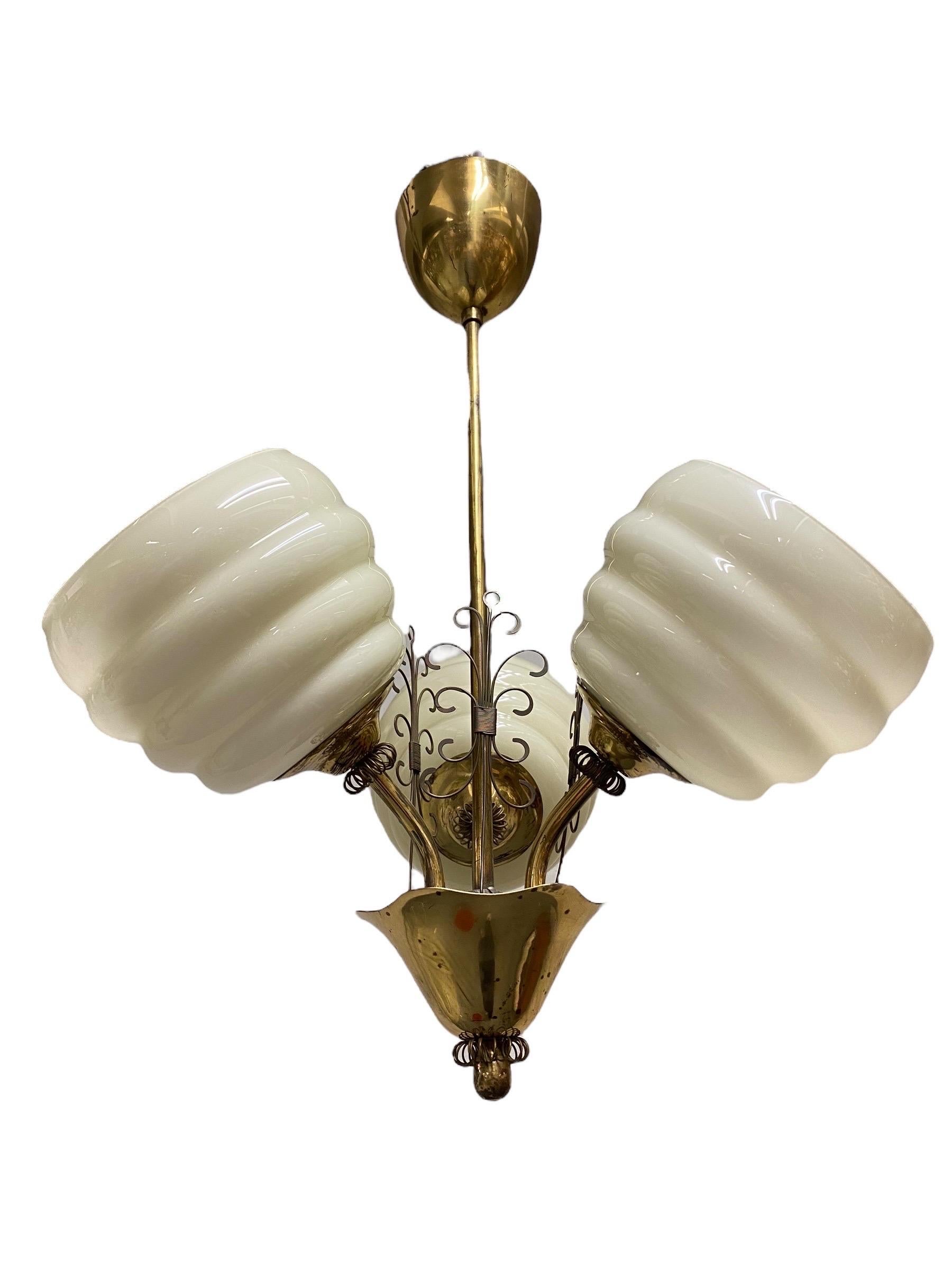 Milieu du XXe siècle Lampe de design finlandais du milieu du siècle en laiton et verre, années 1950 en vente
