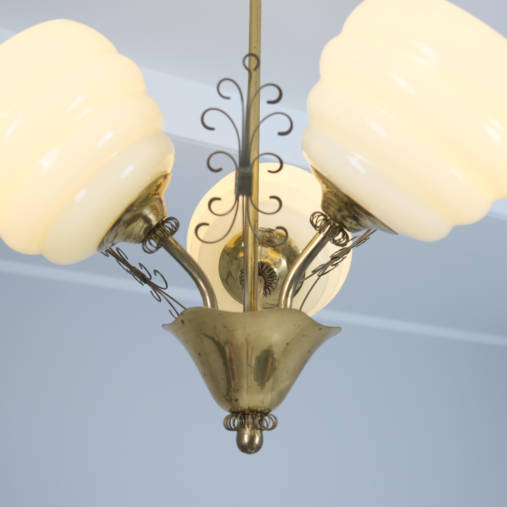 Milieu du XXe siècle Lampe de design finlandais du milieu du siècle en laiton et verre, années 1950 en vente