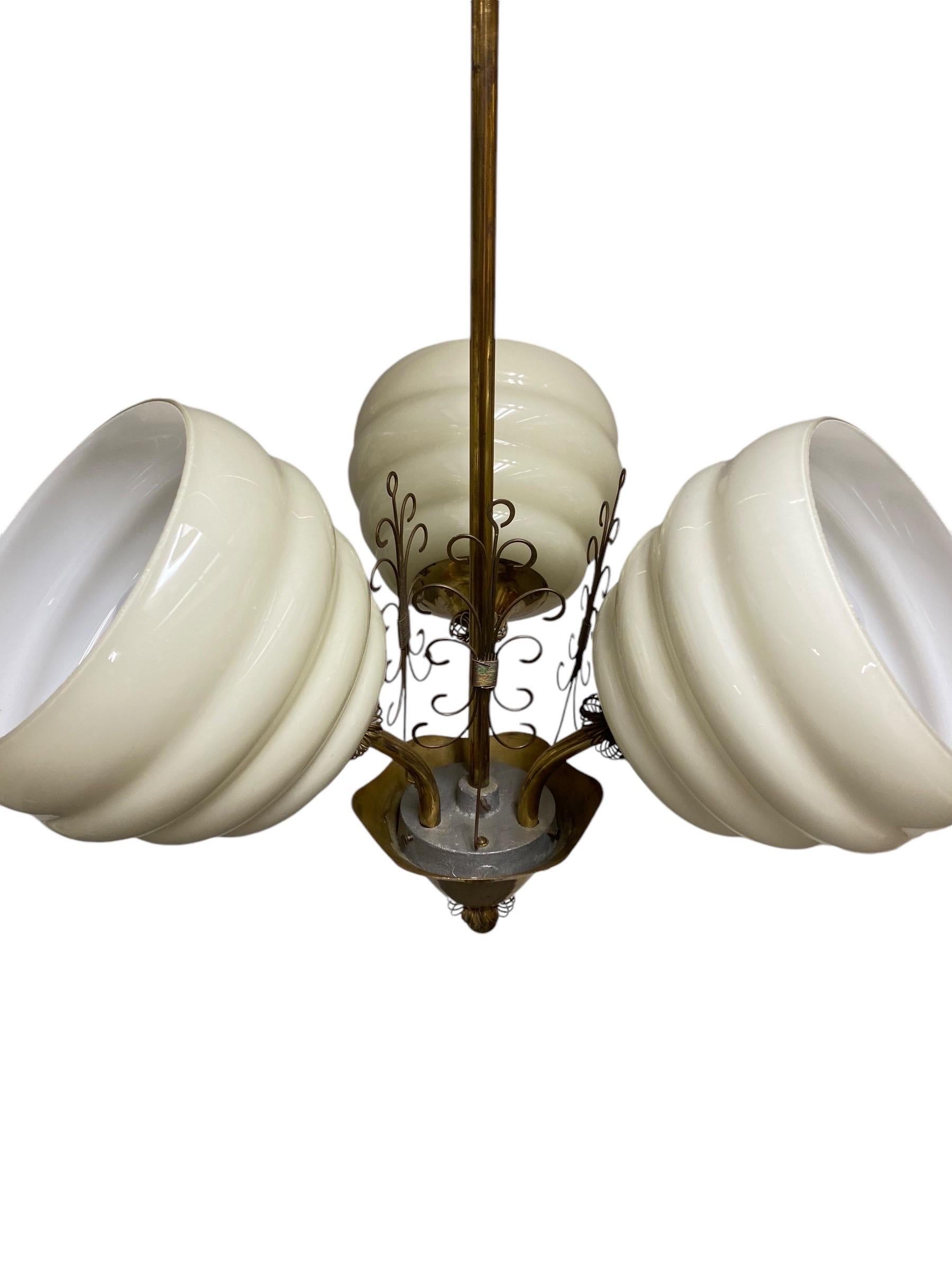 Laiton Lampe de design finlandais du milieu du siècle en laiton et verre, années 1950 en vente