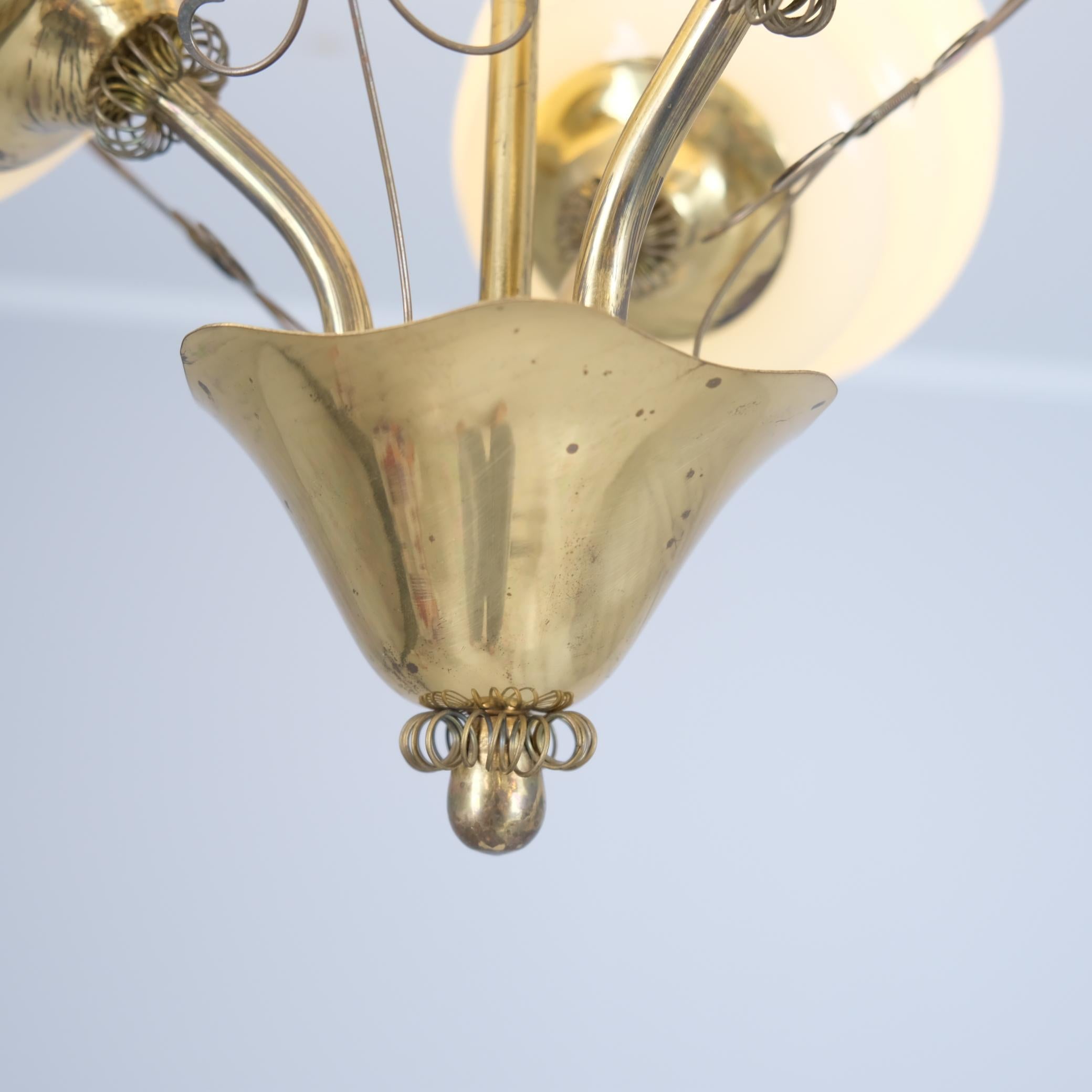Laiton Lampe de design finlandais du milieu du siècle en laiton et verre, années 1950 en vente