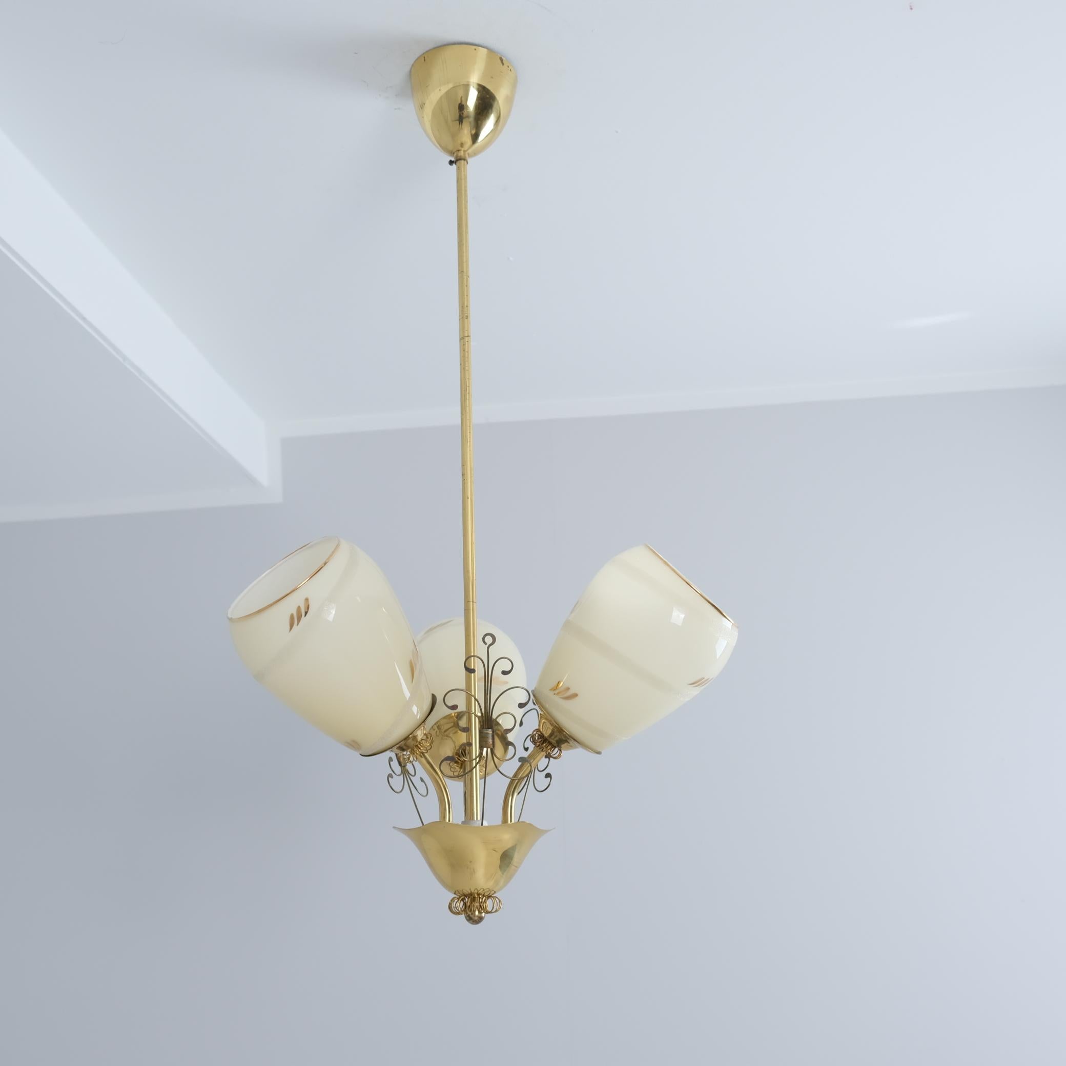 Si tratta di una lampada da soffitto dal design finlandese tipico degli anni '50, che dà il meglio di sé. Ovviamente ci sono notevoli somiglianze con gli apparecchi di illuminazione di Paavo Tynell, ma non tutti potevano permettersi i Tynell, anche