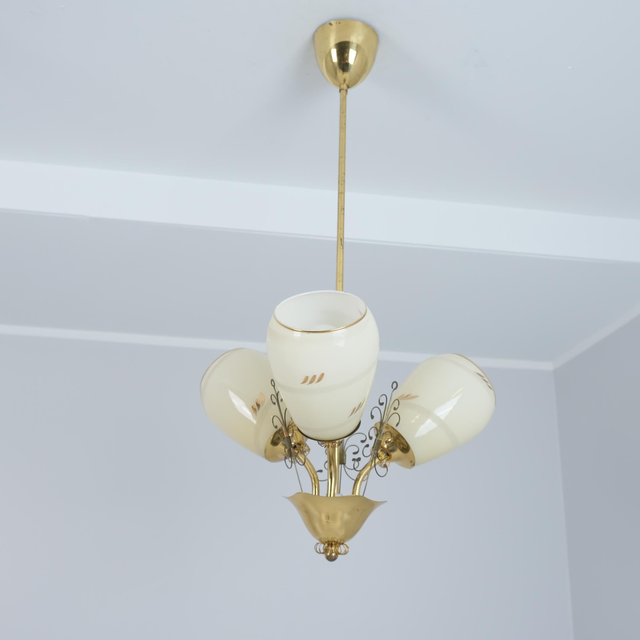 Scandinavo moderno Lampada di design finlandese di metà secolo in ottone e vetro per Stockmann, anni '50 in vendita