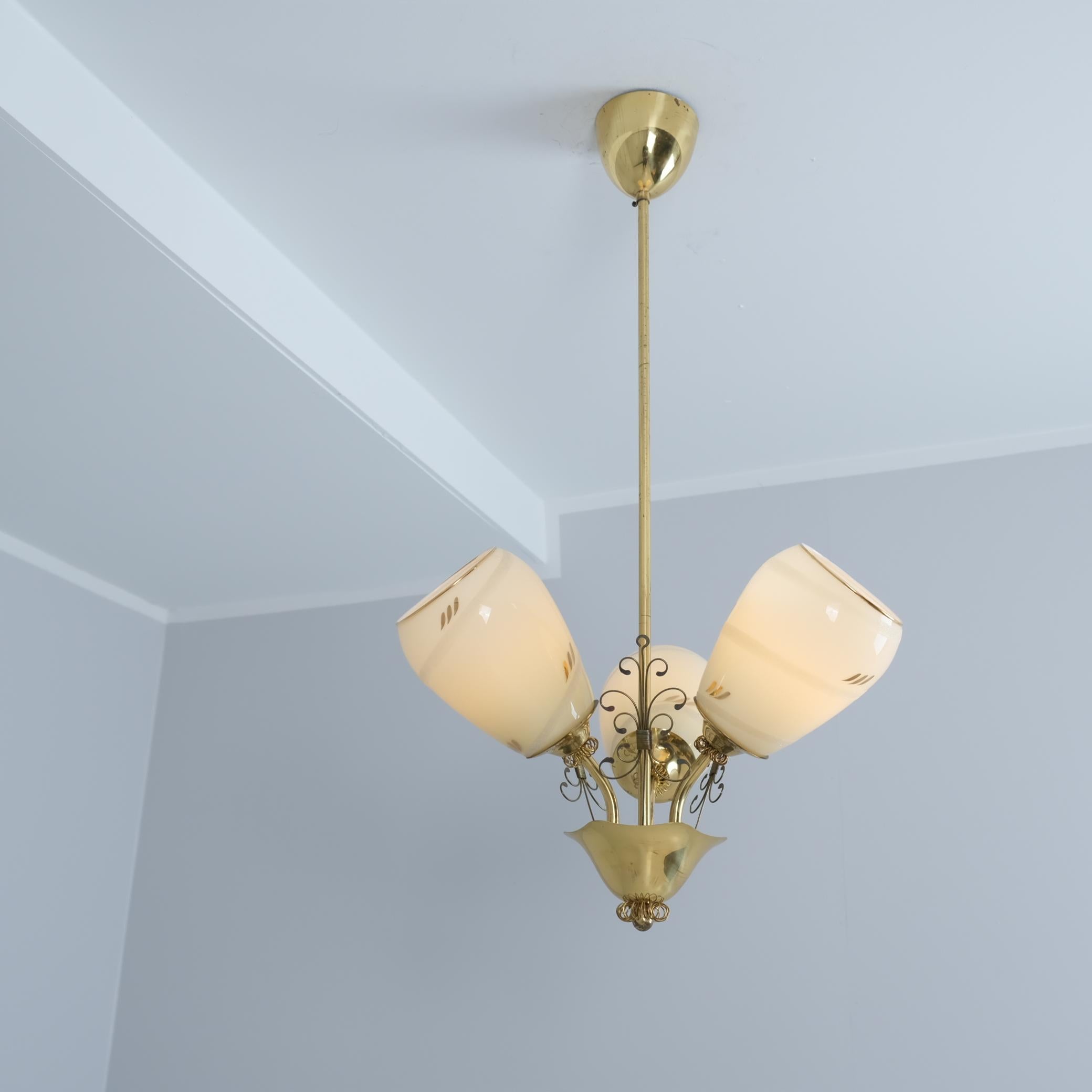 Finlandese Lampada di design finlandese di metà secolo in ottone e vetro per Stockmann, anni '50 in vendita