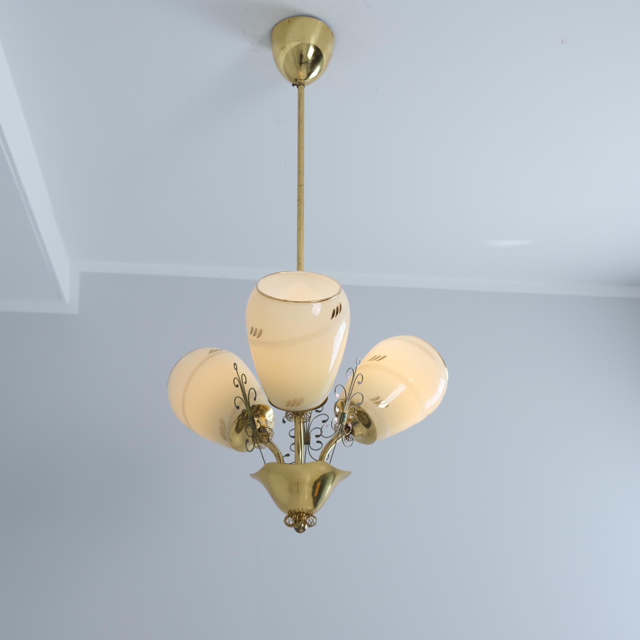 Lampada di design finlandese di metà secolo in ottone e vetro per Stockmann, anni '50 In condizioni buone in vendita a Helsinki, FI