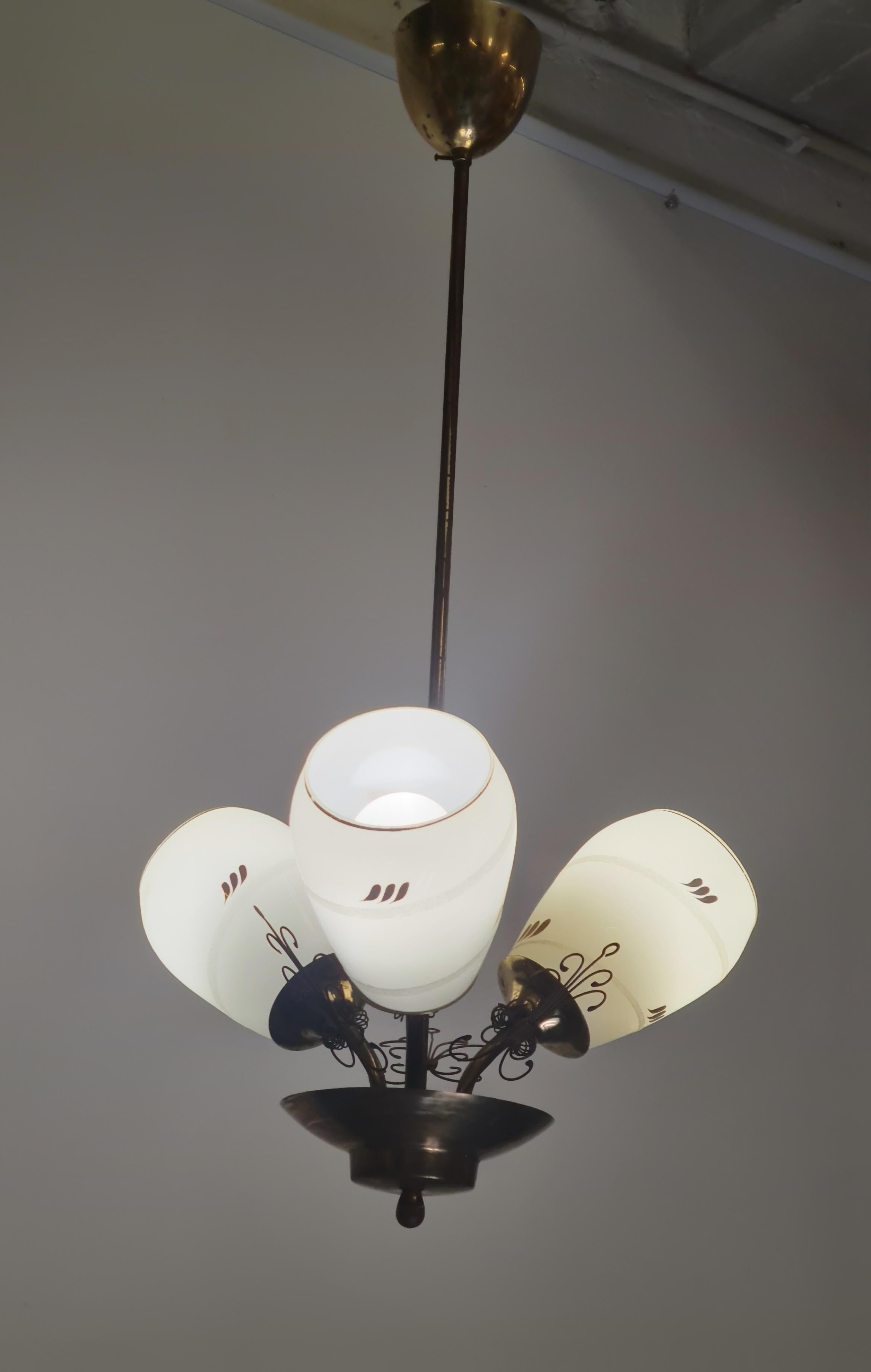 Lampada di design finlandese di metà secolo in ottone e vetro dipinto a mano, anni '50 in vendita 3