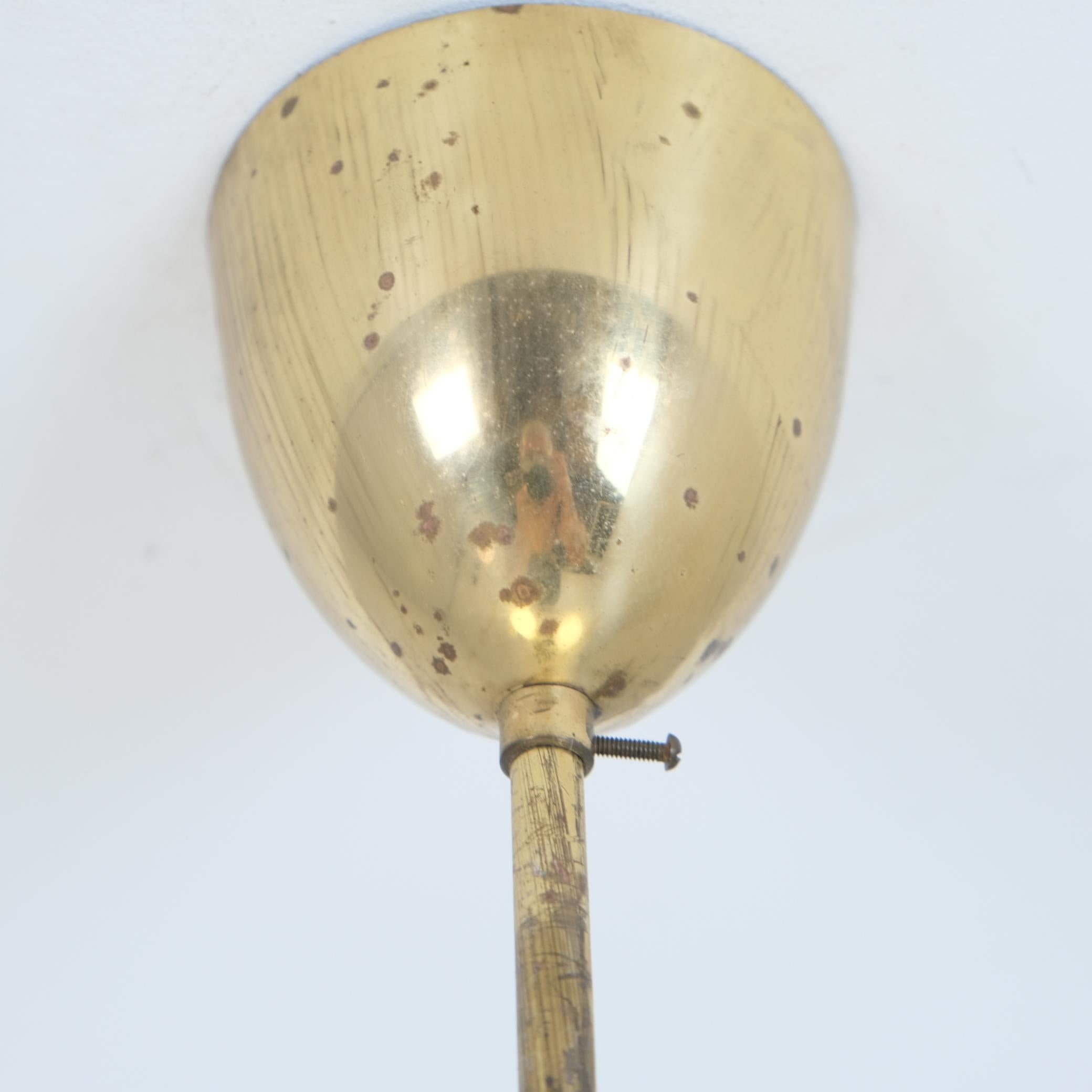 Lampada di design finlandese di metà secolo in ottone e vetro dipinto a mano, anni '50 in vendita 2