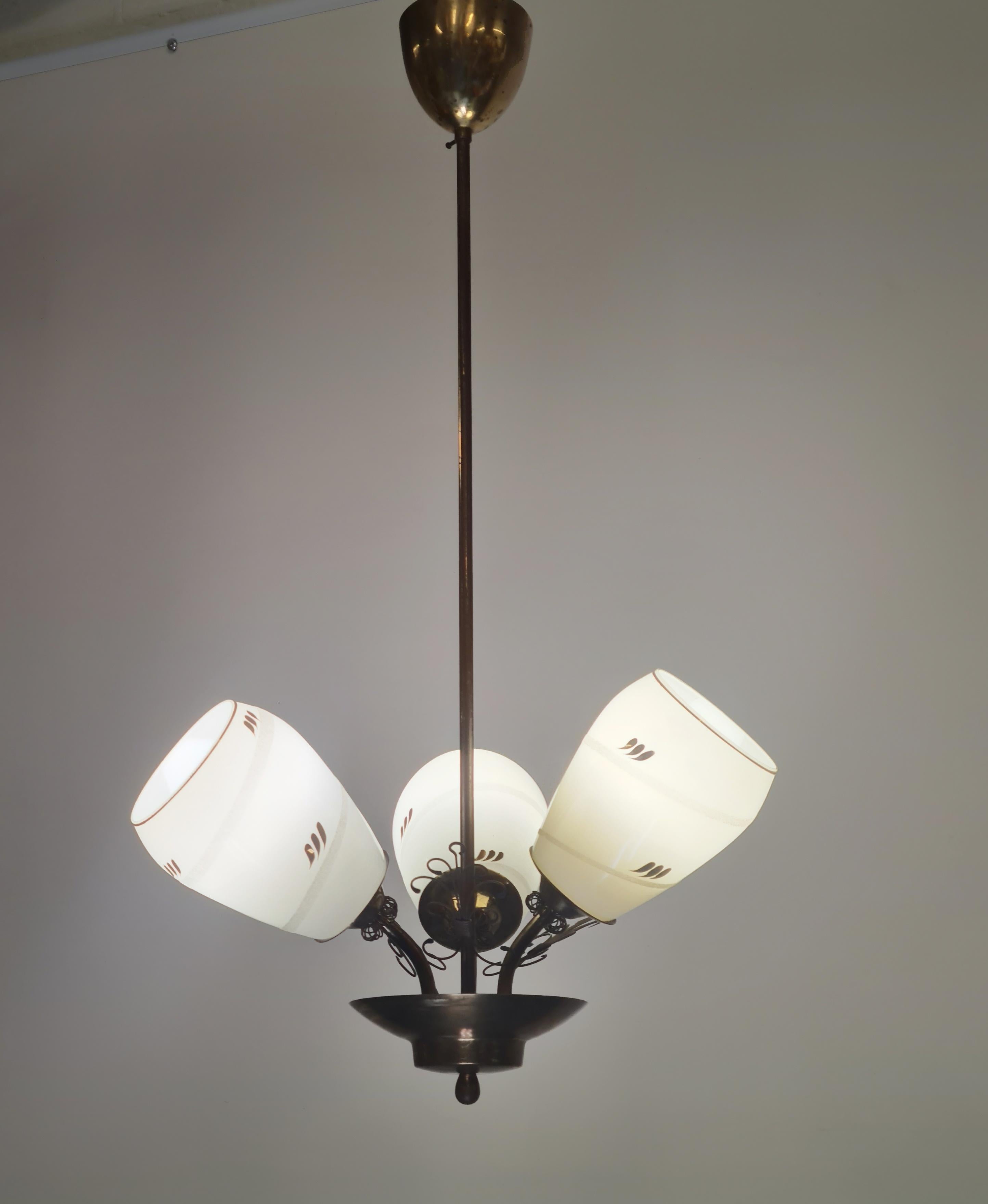 Lampada di design finlandese di metà secolo in ottone e vetro dipinto a mano, anni '50 in vendita 4