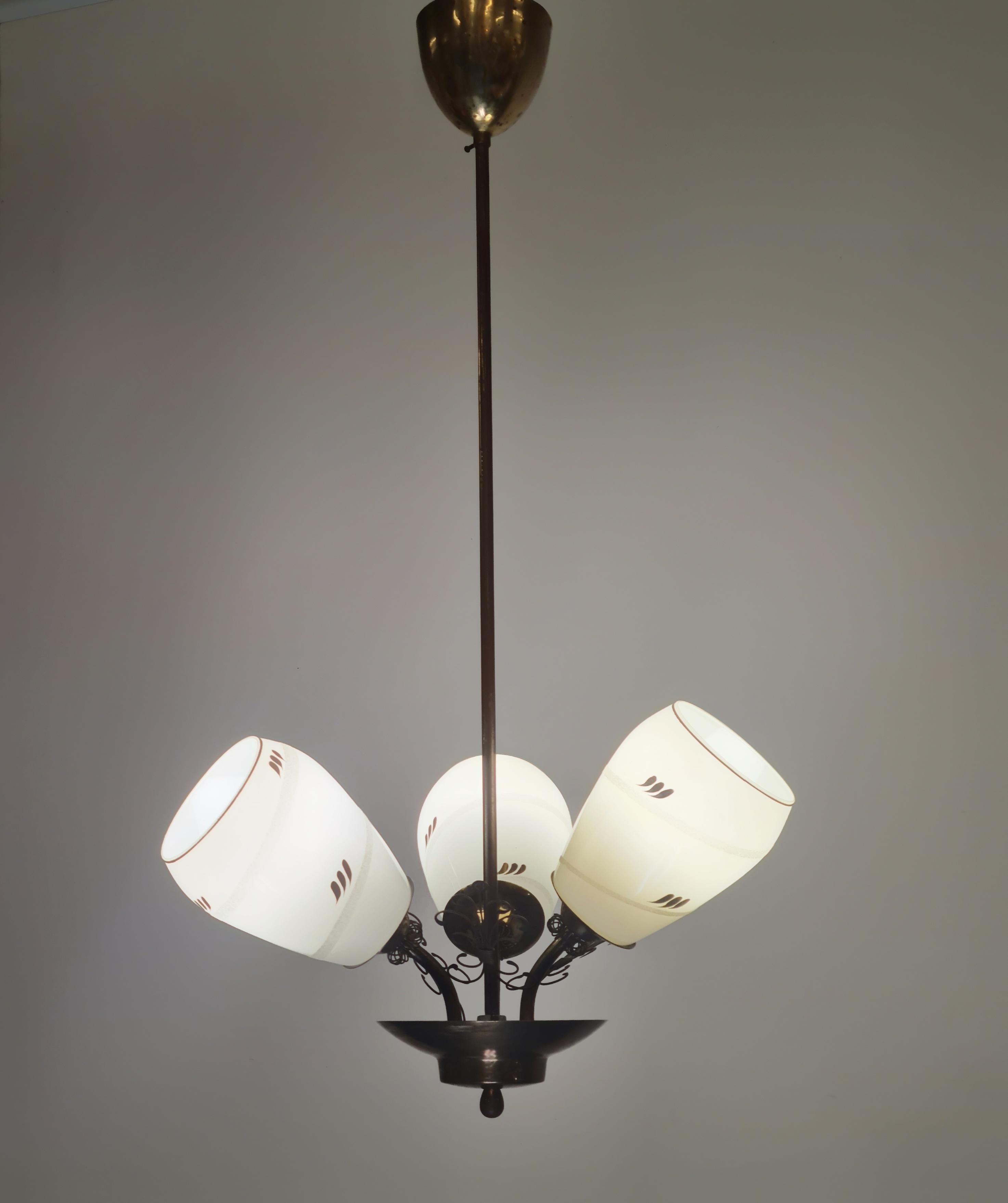Lampada di design finlandese di metà secolo in ottone e vetro dipinto a mano, anni '50 in vendita 5