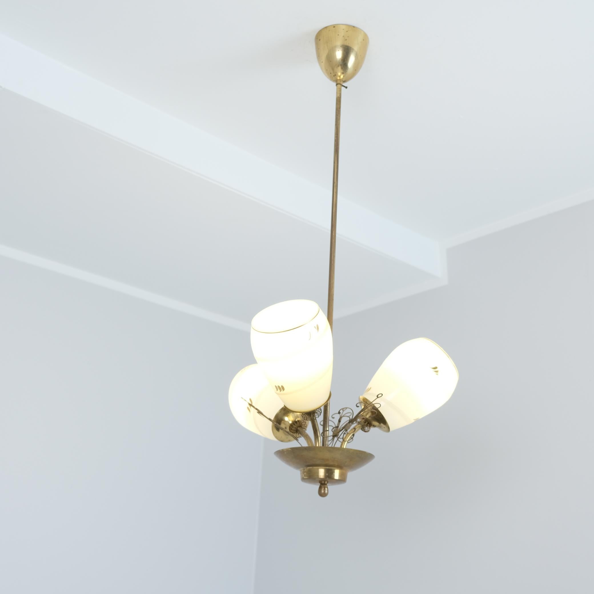 Lampada di design finlandese di metà secolo in ottone e vetro dipinto a mano, anni '50 in vendita 4