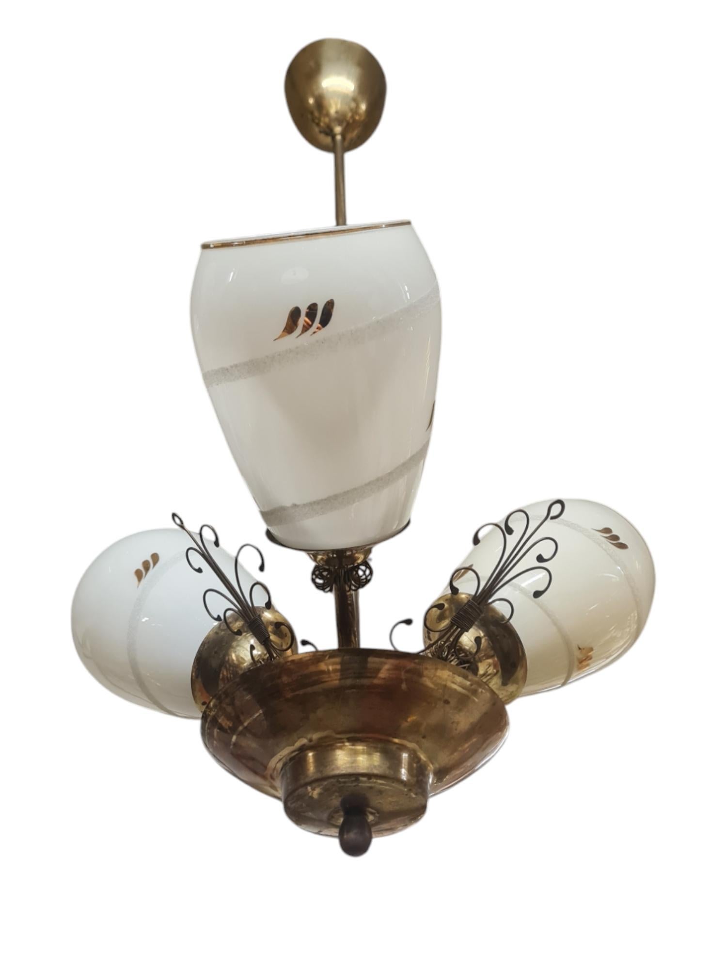 Una lampada da soffitto di design finlandese degli anni '50 con tre fonti di luce. Questa lampada presenta alcune somiglianze con le lampade Paavo Tynell, ma poiché non tutti potevano permettersi le Tynell, anche all'epoca, queste lampade sono nate