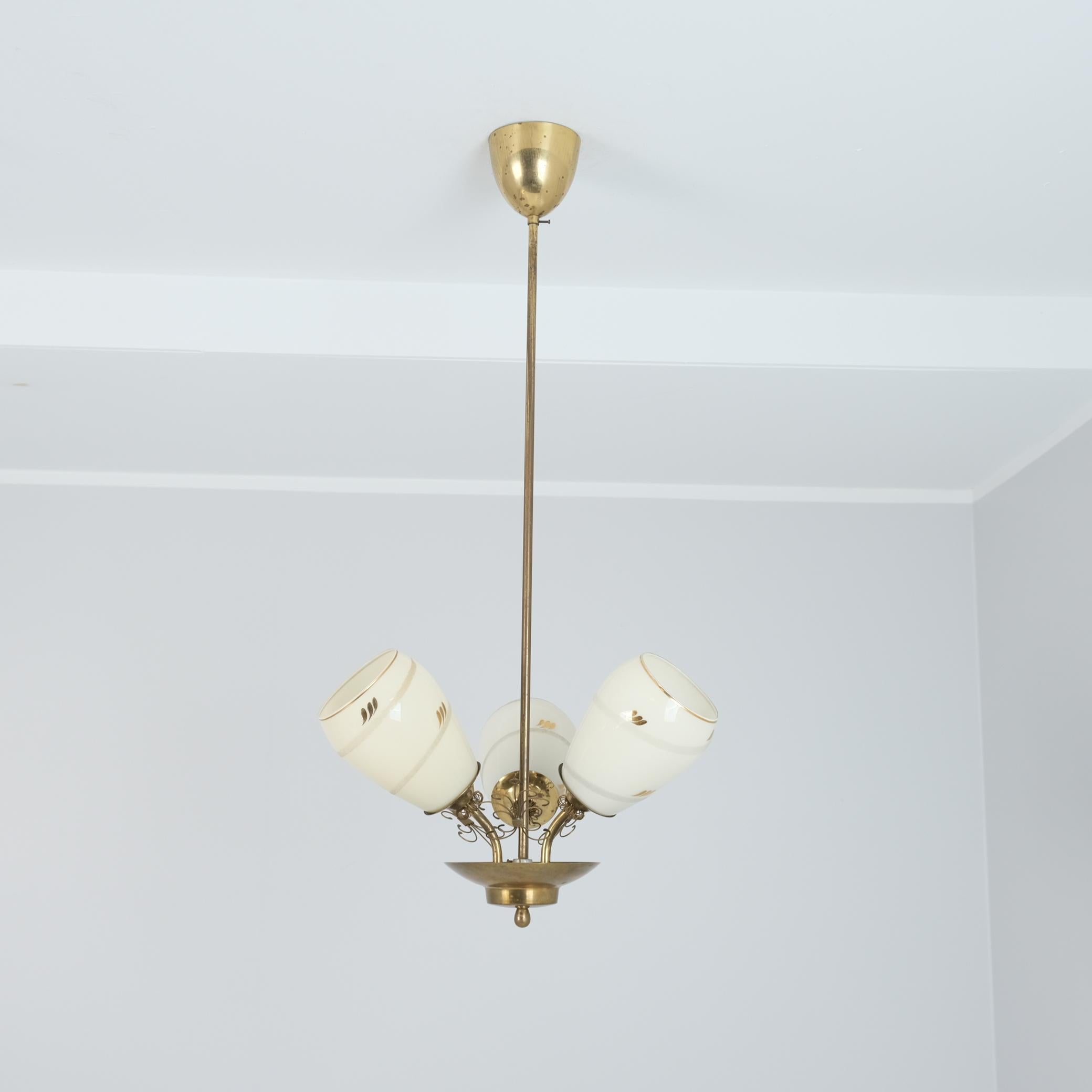 Una lampada da soffitto di design finlandese degli anni '50 con tre fonti di luce. Questa lampada presenta alcune somiglianze con le lampade Paavo Tynell, ma poiché non tutti potevano permettersi le Tynell, anche all'epoca, queste lampade sono nate