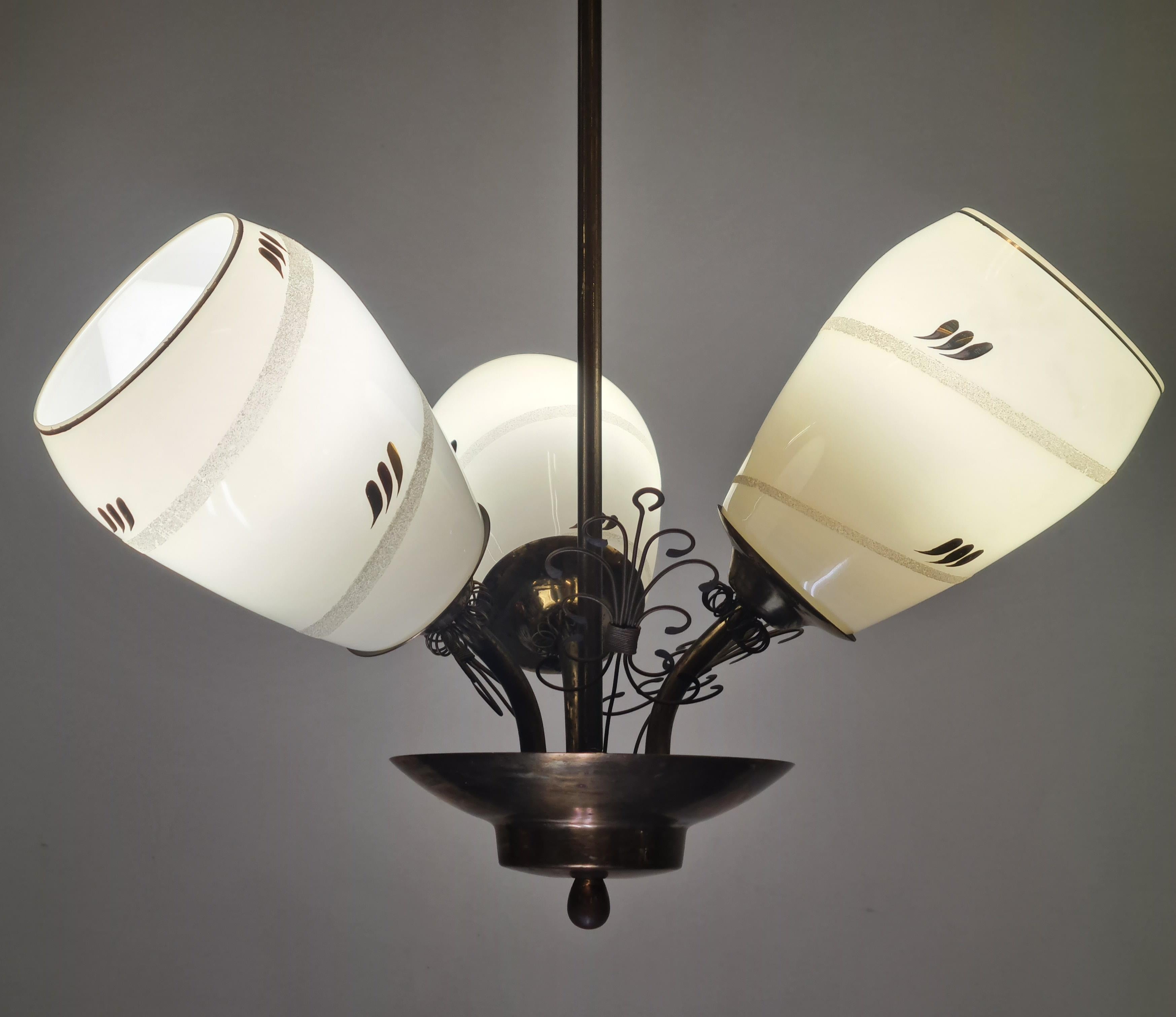 Finlandese Lampada di design finlandese di metà secolo in ottone e vetro dipinto a mano, anni '50 in vendita