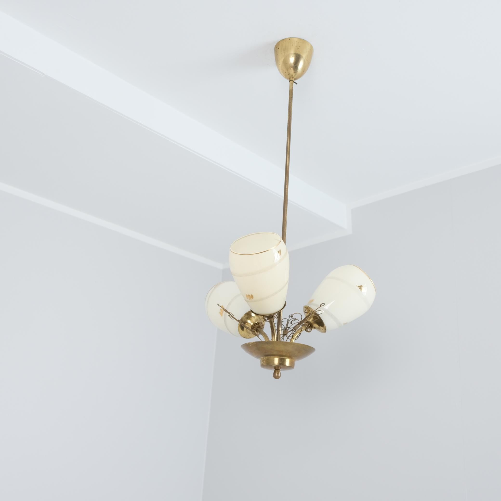 Scandinavo moderno Lampada di design finlandese di metà secolo in ottone e vetro dipinto a mano, anni '50 in vendita