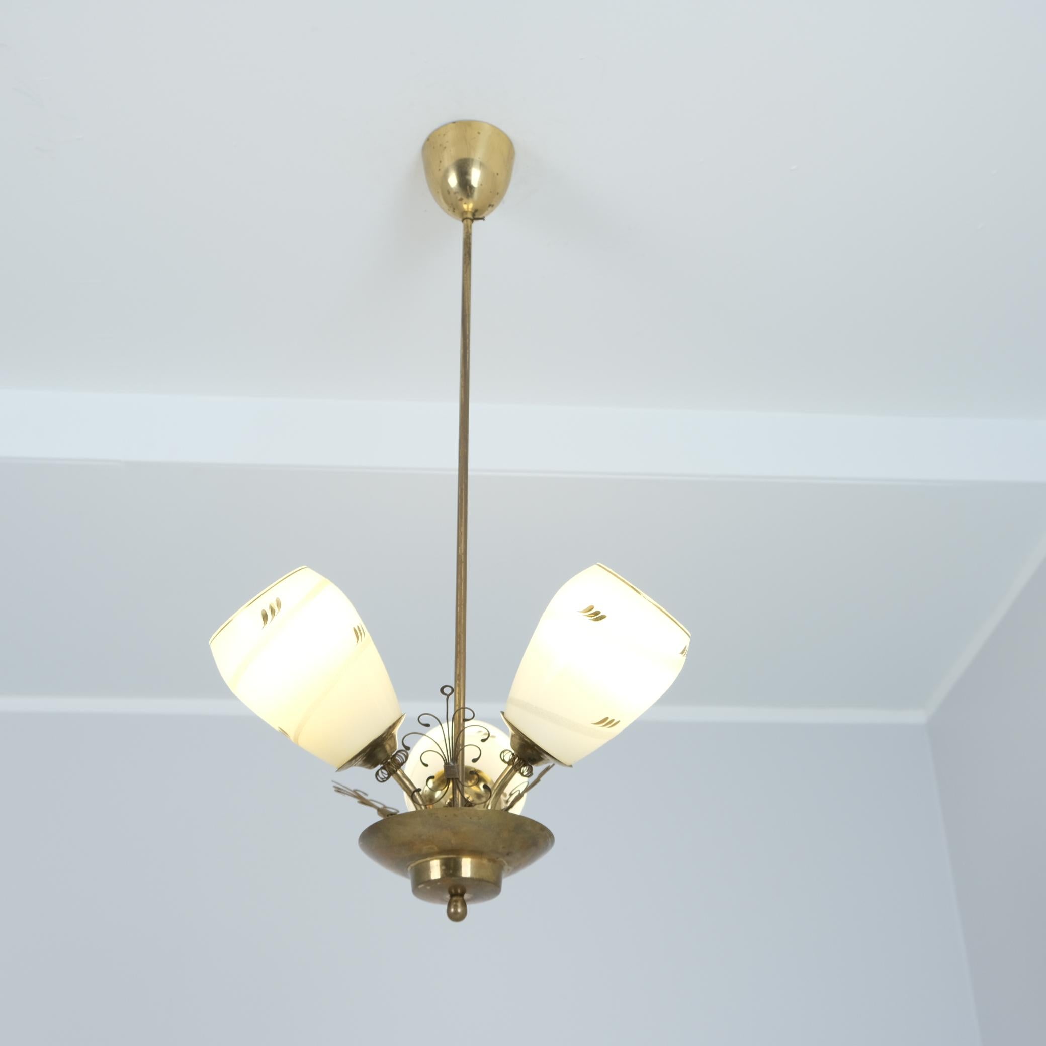 Finlandese Lampada di design finlandese di metà secolo in ottone e vetro dipinto a mano, anni '50 in vendita